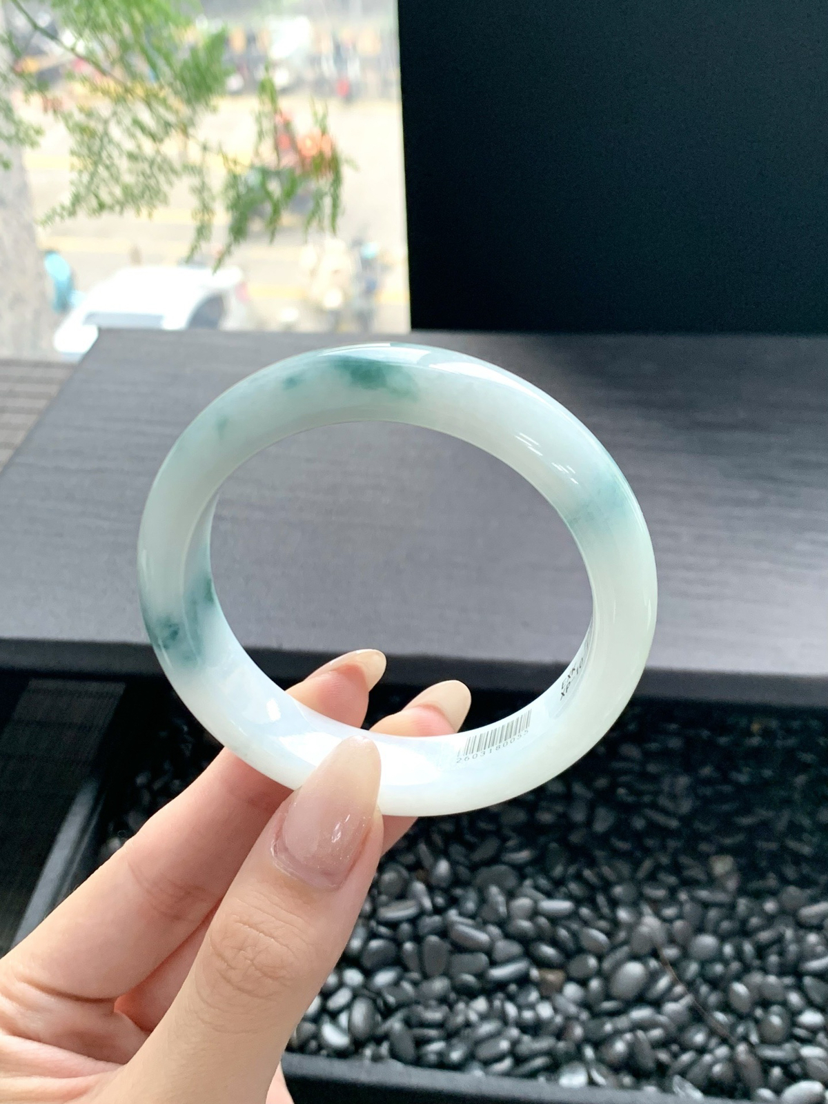 【飘花手镯】
飘花翡翠手镯如一泓春水映落花，清透的底色上翠色轻漾如云如絮，灵动生辉
【尺寸】56-14-8mm