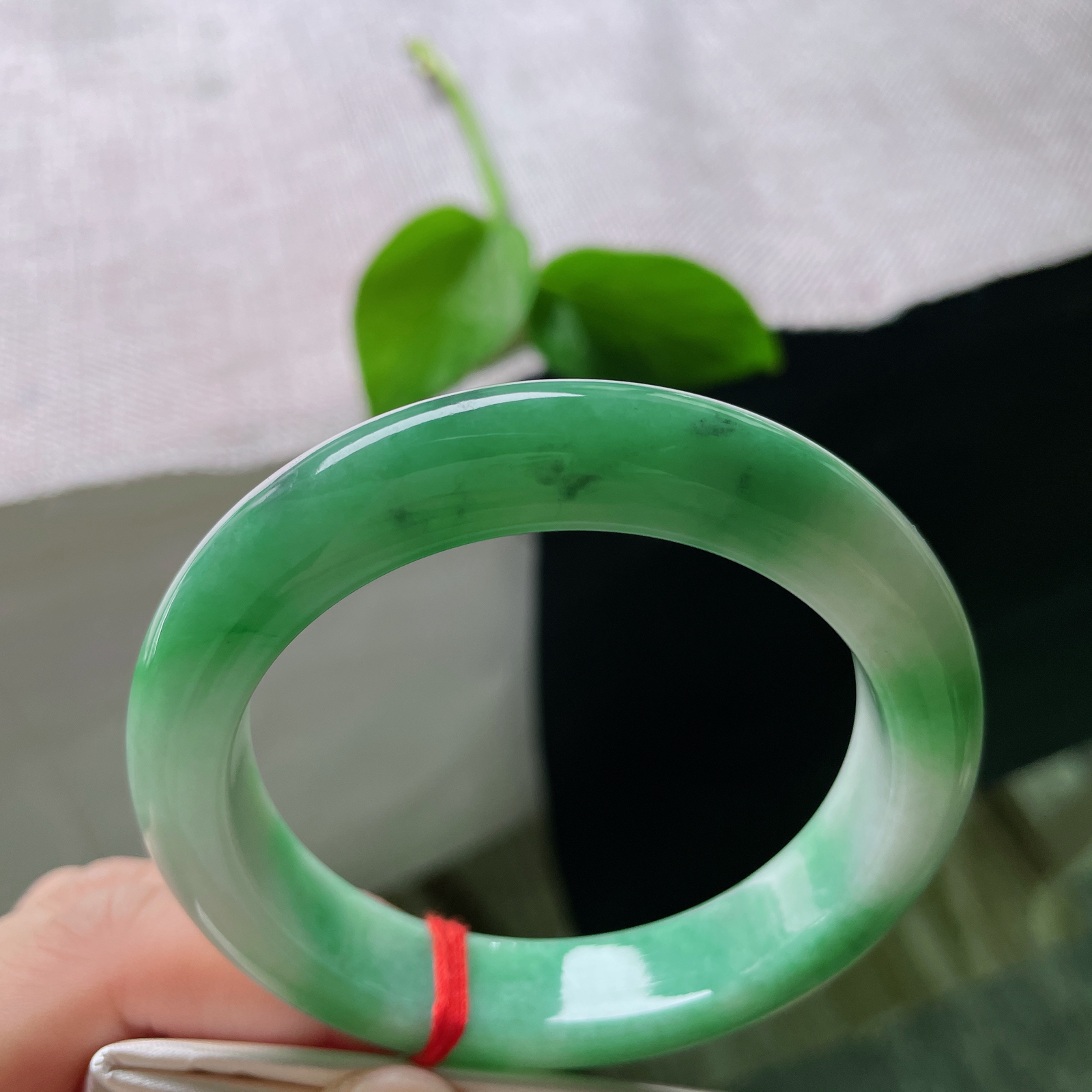 56.5/12.6/9.4，飘绿正圈，版型厚装，肉质细腻，镯韵千秋，乌鸡..