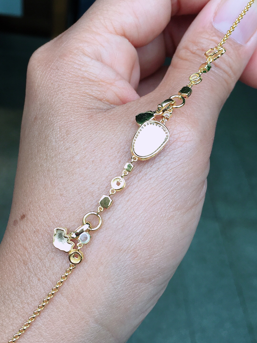 阳绿玉叶手链，色泽均匀艳丽，玉质细腻，荧光感超
强，饱满圆润，尽显优雅气质，18k
金豪华镶嵌