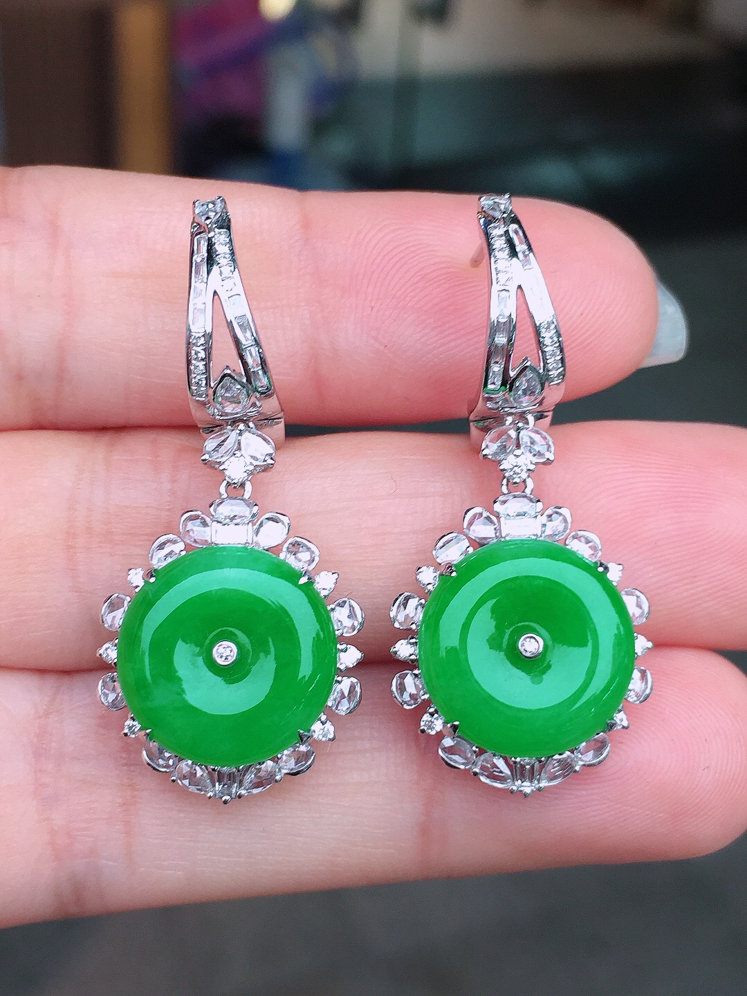 阳绿平安扣耳坠，色泽均匀艳丽，玉质细腻，荧光感超
强，饱满圆润，尽显优雅气质，18k
金豪华镶嵌