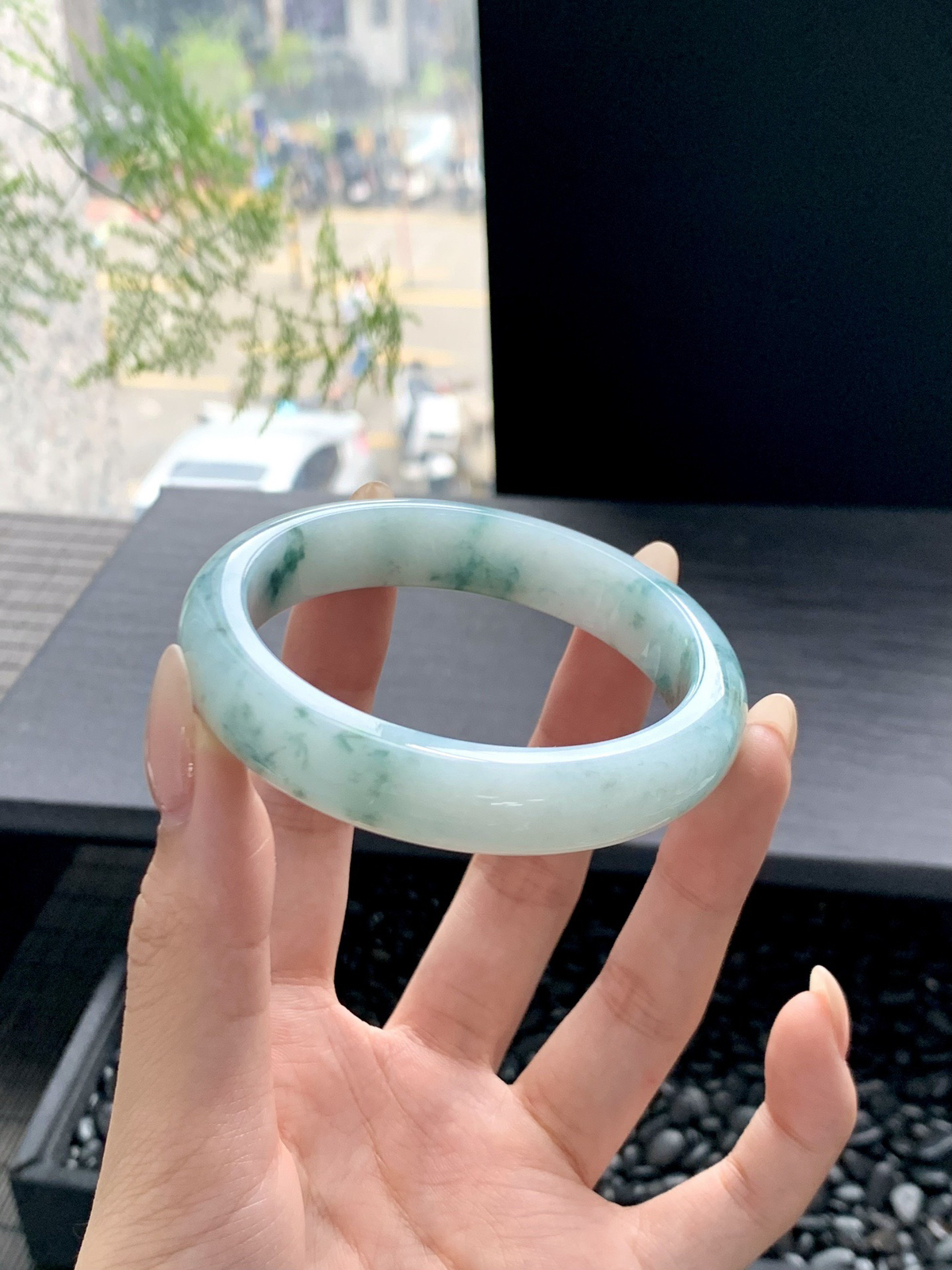 【冰飘花手镯】
清爽花色灵动而飘渺，勾勒出一副唯美诗意的山水意境画，古典优雅又秀气
【尺寸】55-12-8mm