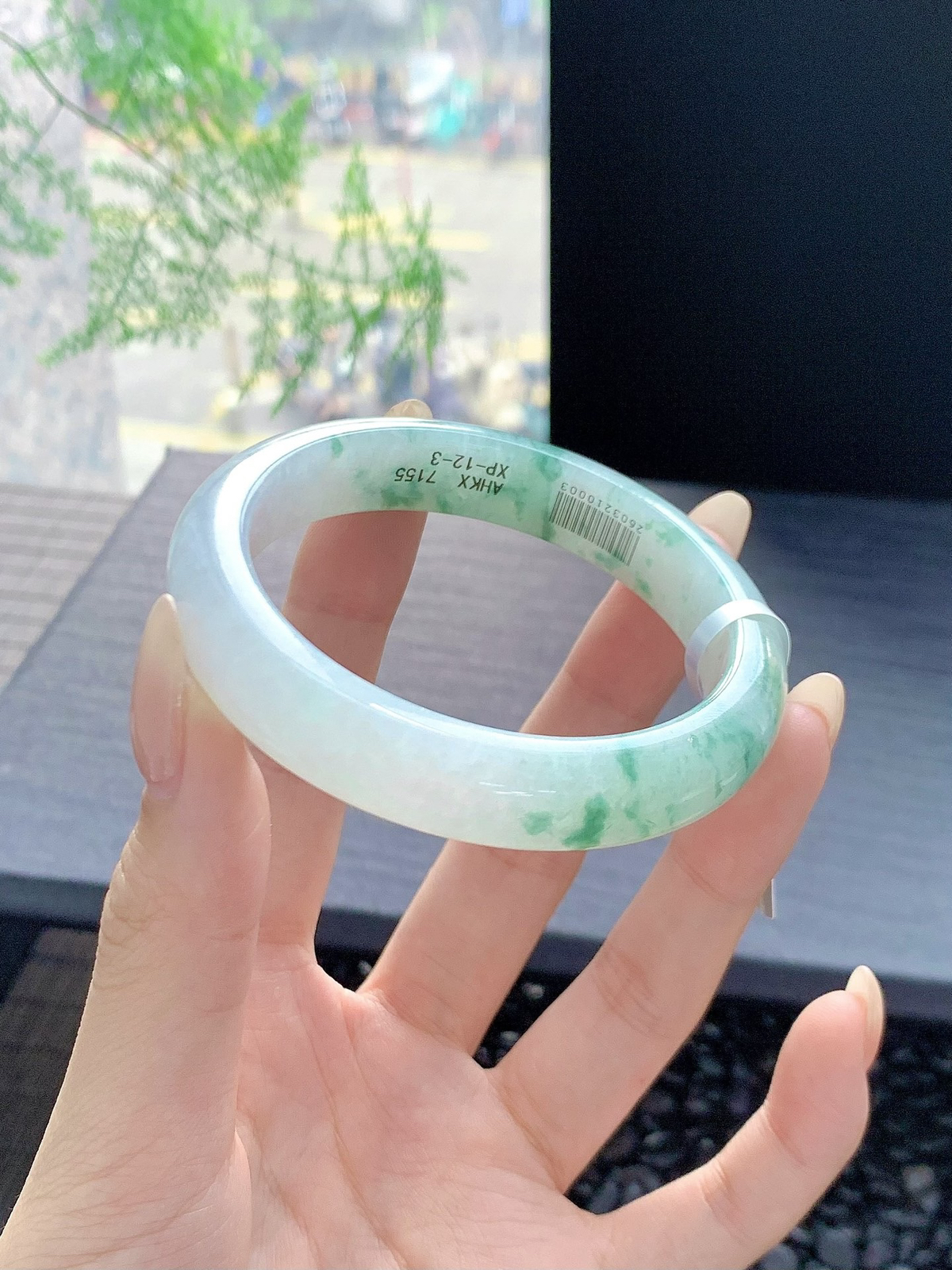 【晴底飘花手镯】
水润晴底飘花，底子细腻光滑富有大自然的美感，一抹浓浓色系很大气
【尺寸】55-12-8mm