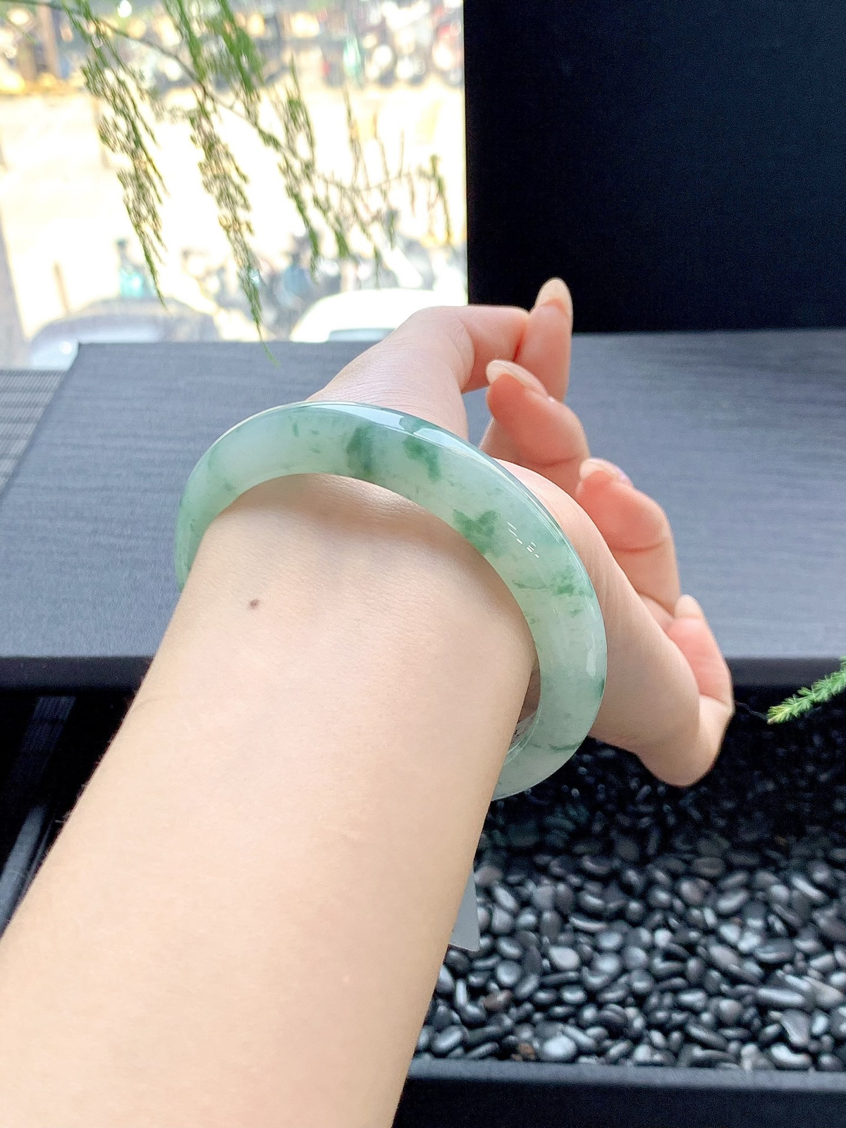 【晴底飘花手镯】
一汀烟雨杏花寒雨过天晴的柔风绿色 澄净湖水的宁静仿佛整个春天都在里面
【尺寸】54-12-8mm