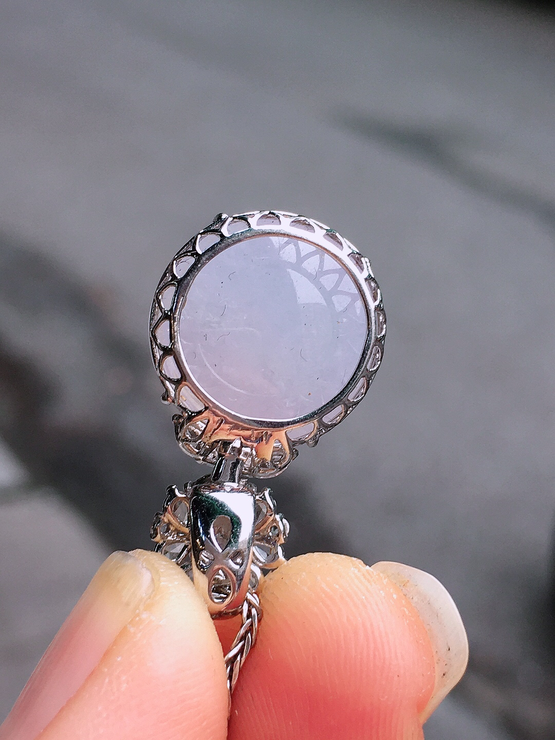 紫罗兰蛋面吊坠，色泽均匀艳丽，玉质细腻，荧光感超
强，饱满圆润，尽显优雅气质，18k
金豪华镶嵌