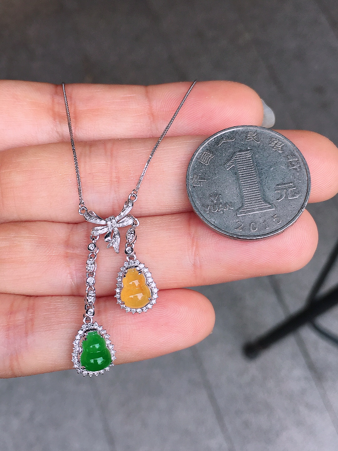 （黄+绿）二合一锁骨链，色泽均匀艳丽，玉质细腻，荧光感超
强，饱满圆润，尽显优雅气质，18k
金豪华镶嵌