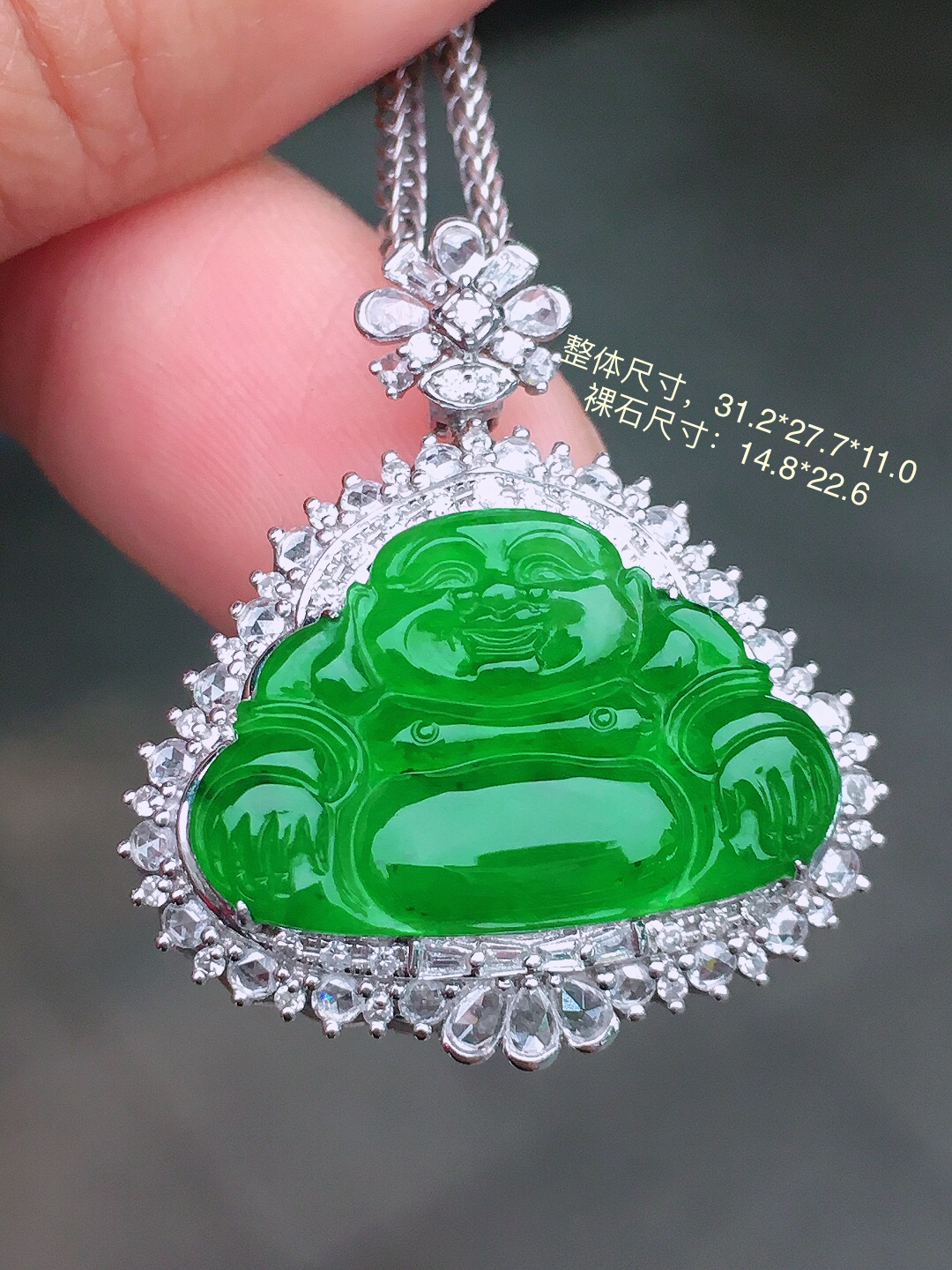 阳绿佛公吊坠，色泽均匀艳丽，玉质细腻，荧光感超
强，饱满圆润，尽显优雅气质，18k
金豪华镶嵌