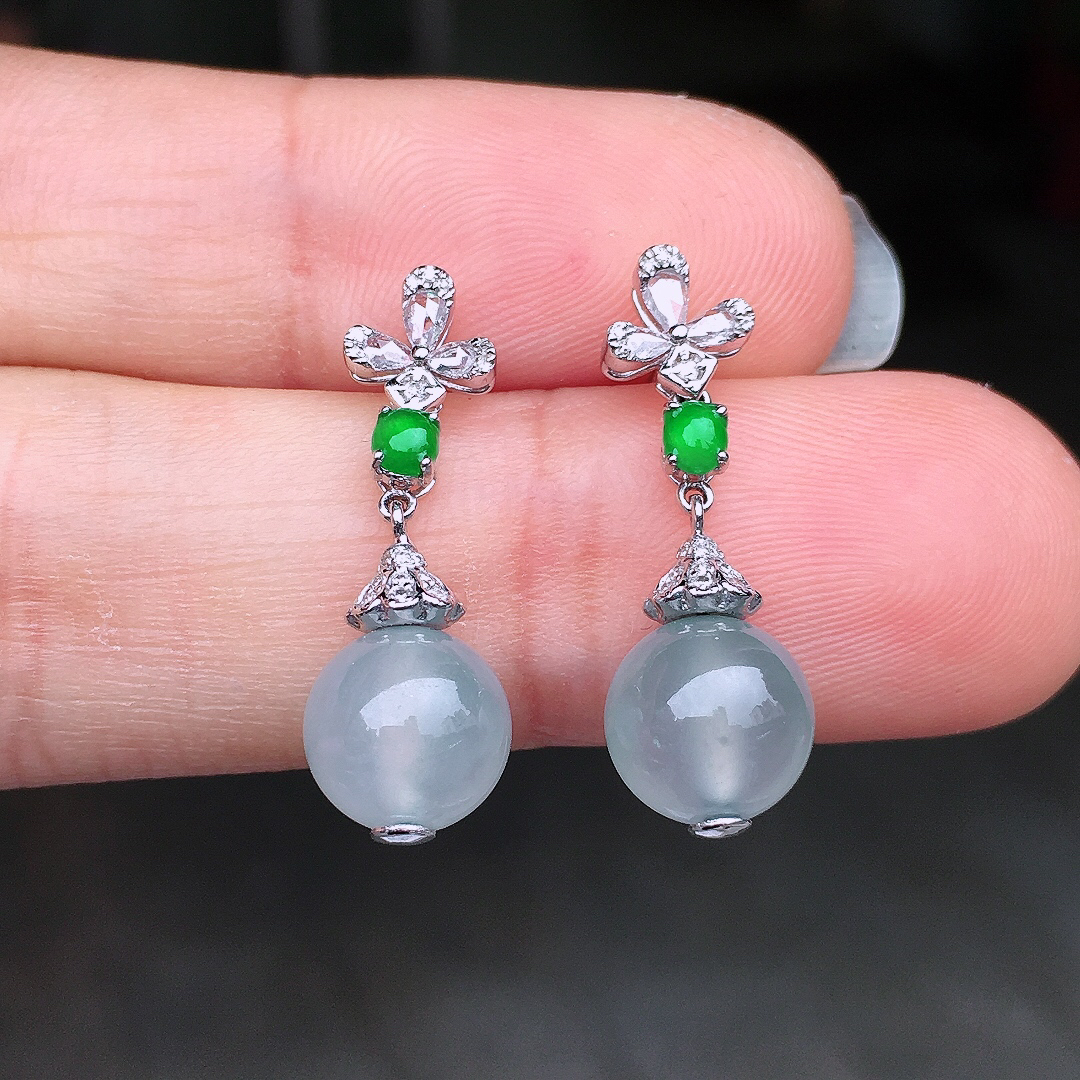 冰种珠子耳坠，玉质细腻，荧光感超
强，饱满圆润，尽显优雅气质，18k
金豪华镶嵌