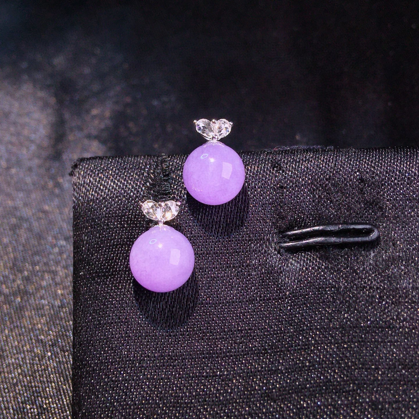 紫罗兰圆珠耳钉，颜色靓丽，水润起胶，料子清爽。