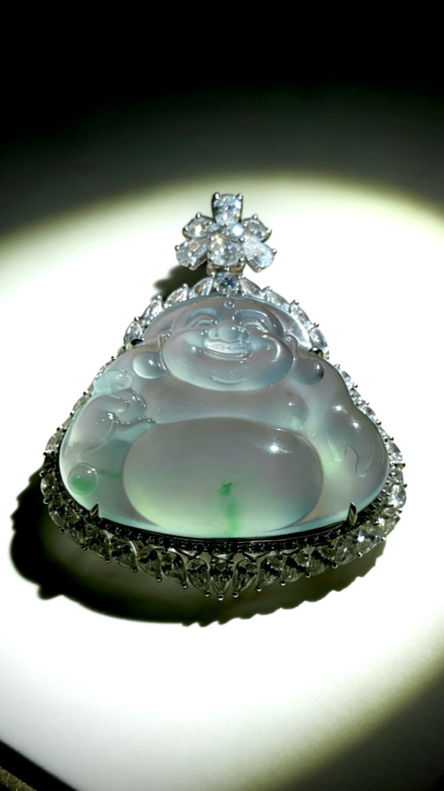 自在弥勒佛，
笑口常开，大肚能容，欢喜如意，
裸石34.5-28.5-6.5mm，
整体39.8-48.5-13.2mm，18.65g，
18K金，南非钻