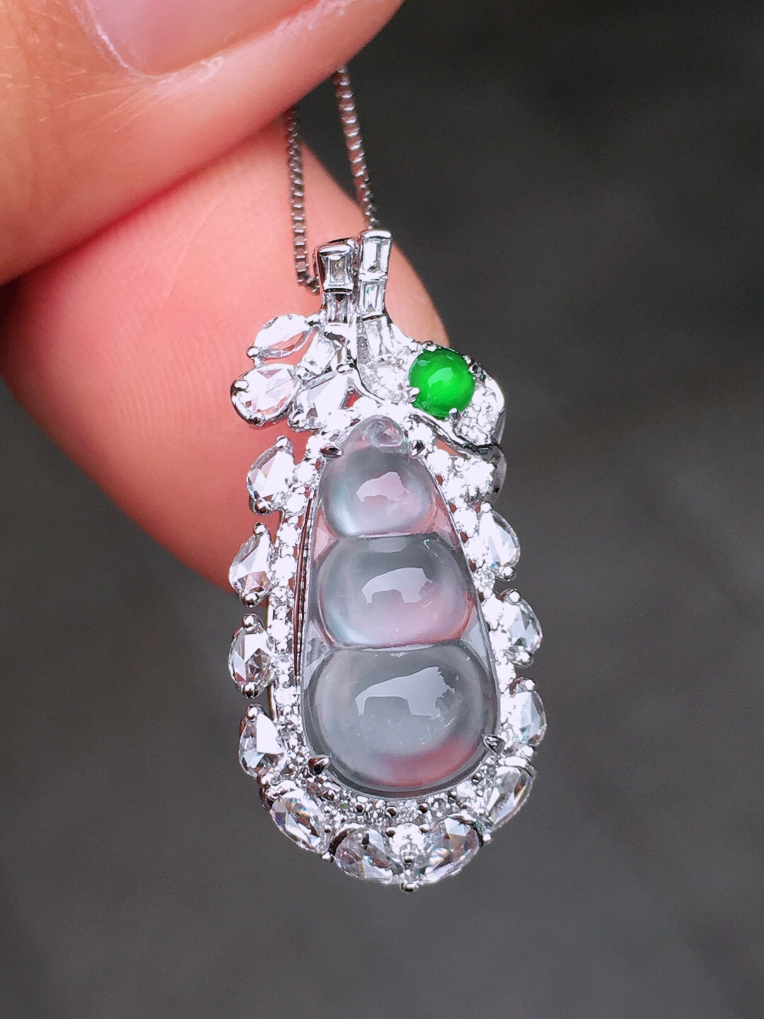 玻璃种福豆吊坠，玉质细腻，荧光感超
强，饱满圆润，尽显优雅气质，18k
金豪华镶嵌