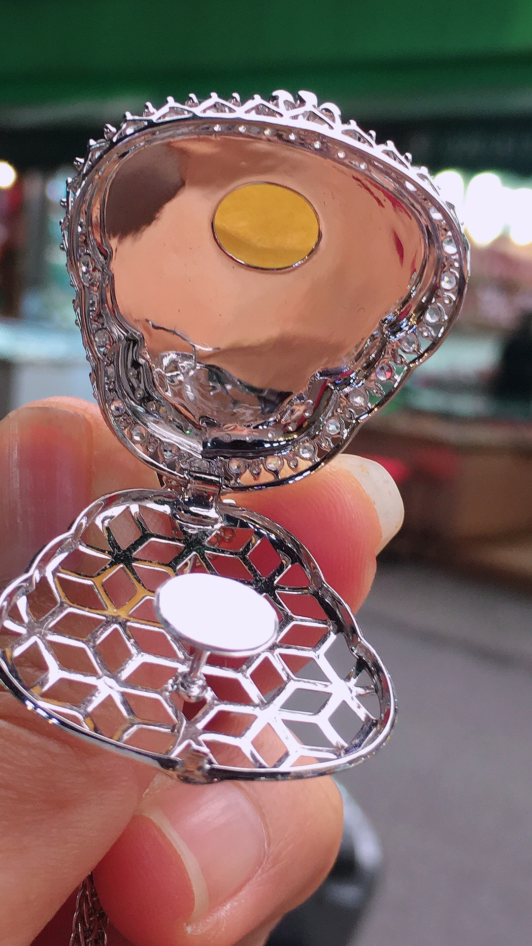 黄翡佛公吊坠，色泽均匀艳丽，玉质细腻，荧光感超
强，饱满圆润，尽显优雅气质，18k
金豪华镶嵌