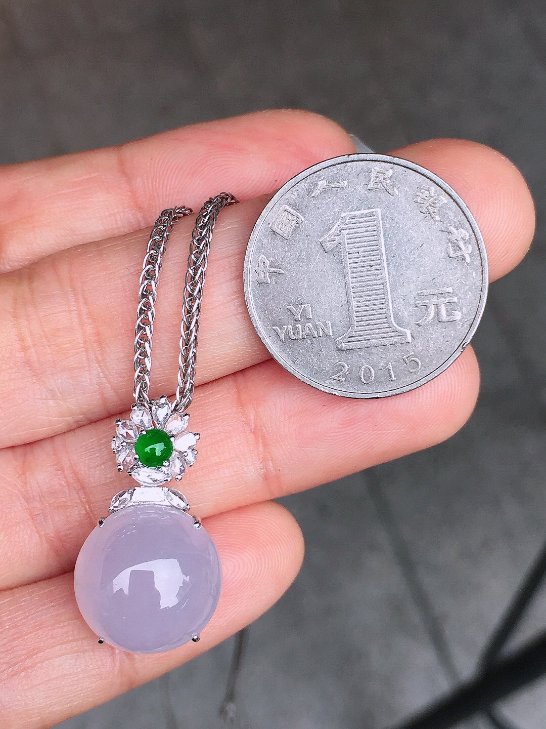 紫罗兰蛋面吊坠，色泽均匀艳丽，玉质细腻，荧光感超
强，饱满圆润，尽显优雅气质，18k
金豪华镶嵌