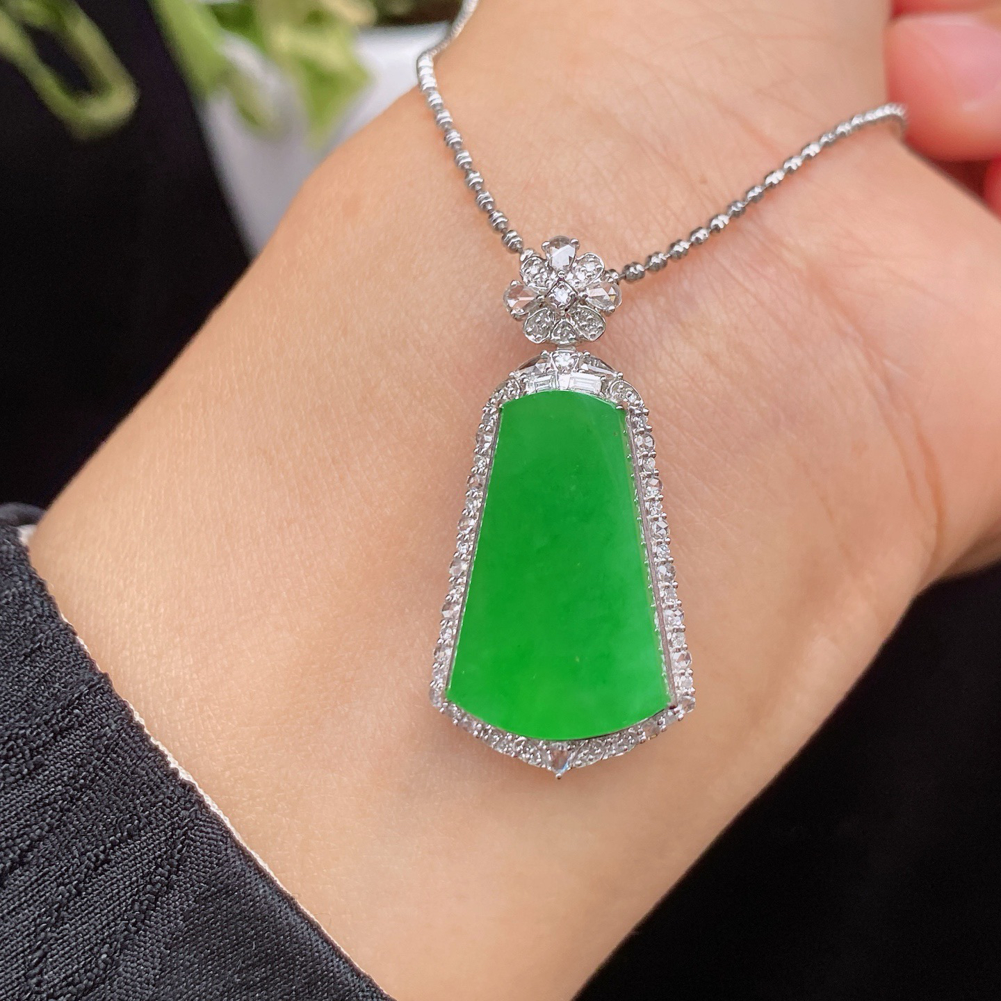 冰阳绿无事牌吊坠 
种老肉细 精致简约
色阳色正 18k金镶嵌 高性价比‼️
尺寸如图一  实物更美～