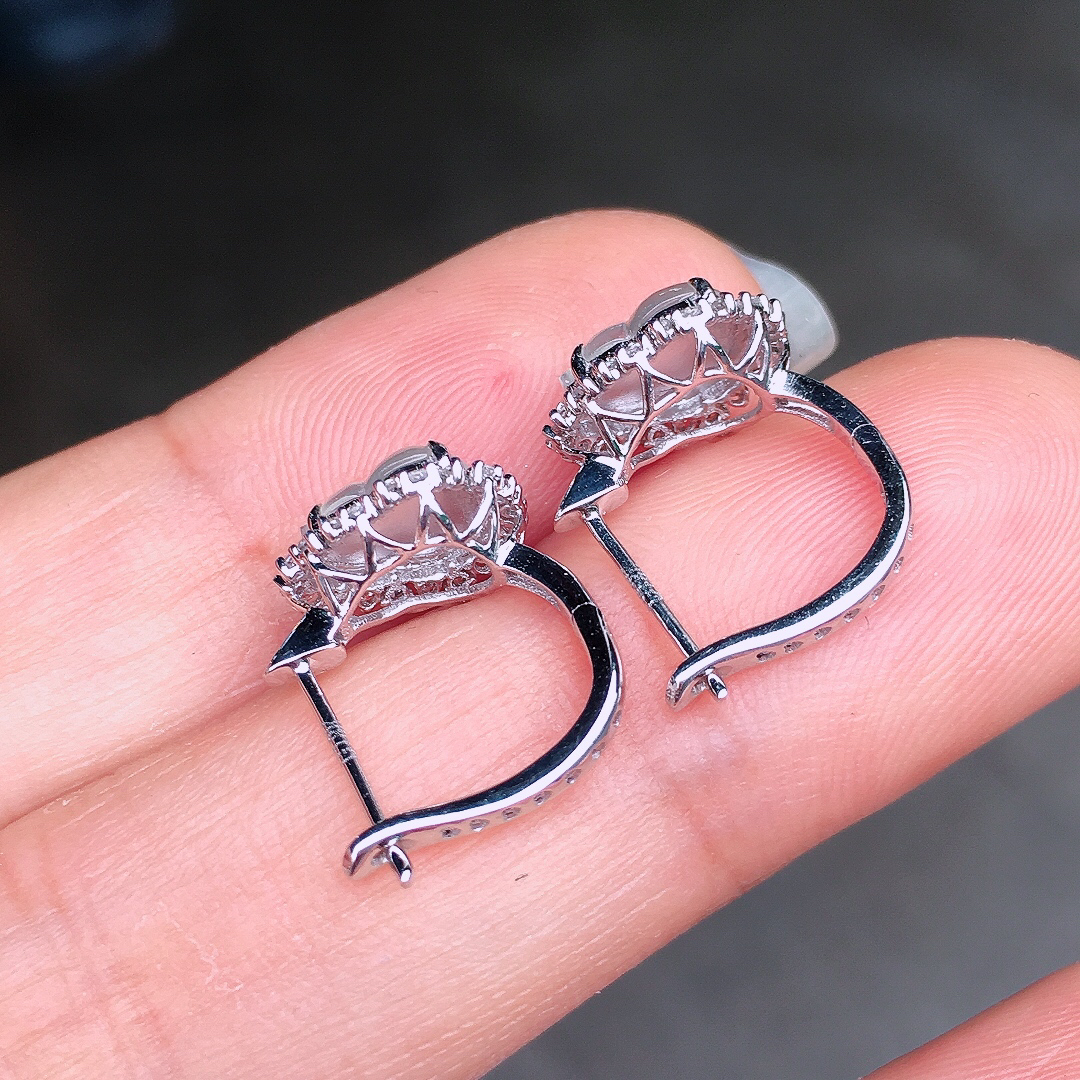 玻璃种葫芦耳钉，玉质细腻，荧光感超
强，饱满圆润，尽显优雅气质，18k
金豪华镶嵌