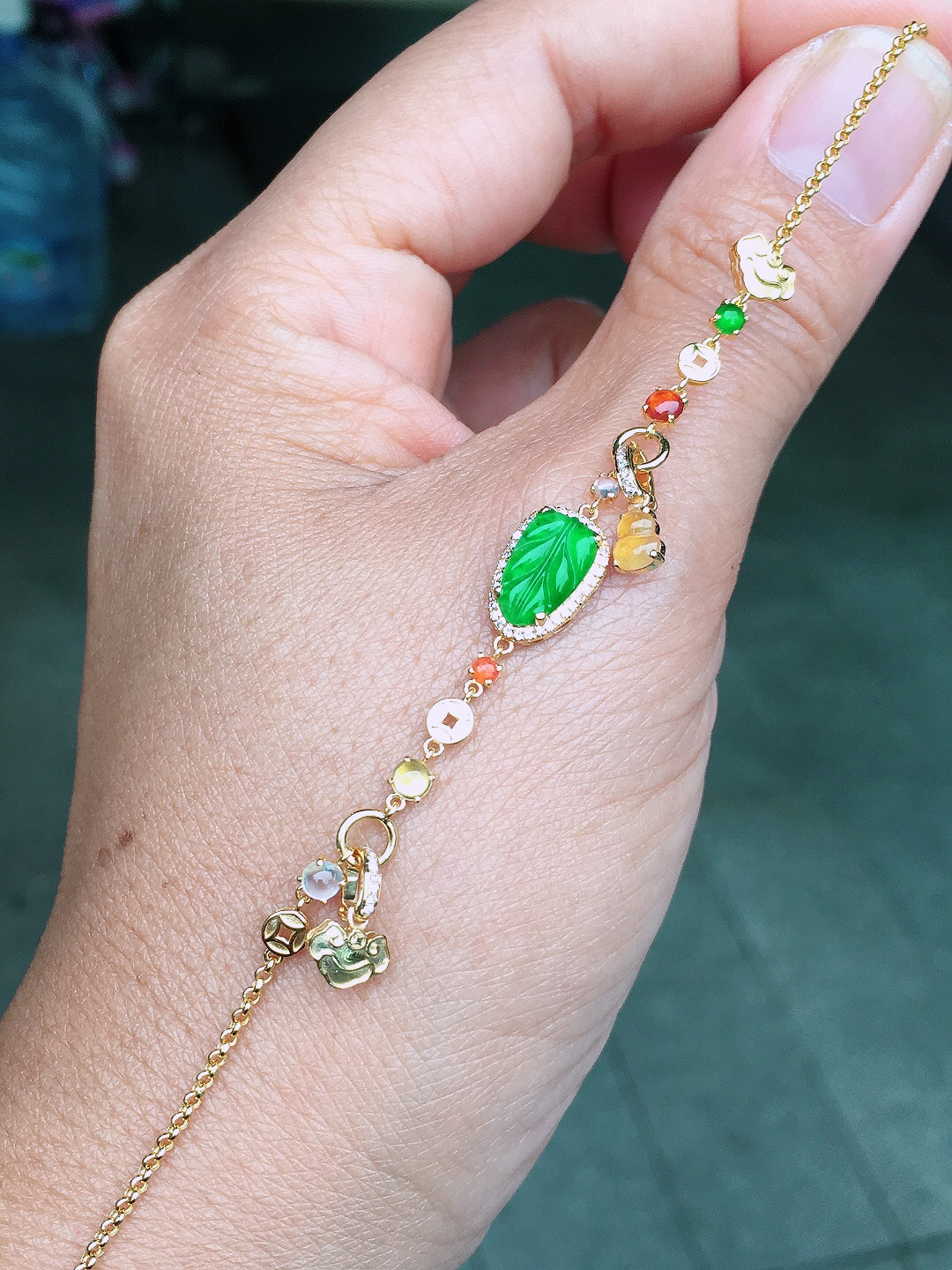 阳绿玉叶手链，色泽均匀艳丽，玉质细腻，荧光感超
强，饱满圆润，尽显优雅气质，18k
金豪华镶嵌