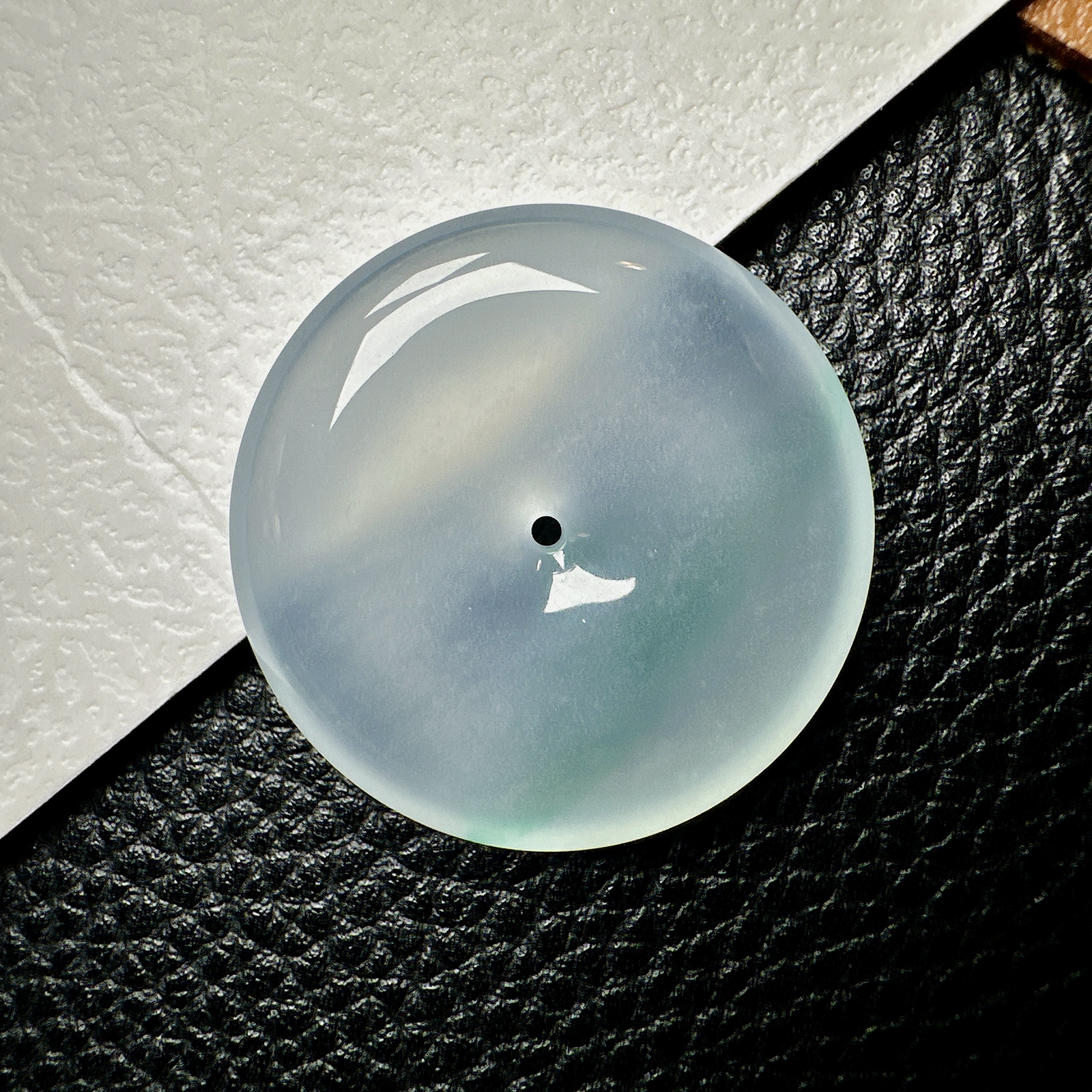 【冰种一摸绿平安扣】质地细腻，品质很好，冰感十足，胶感明显，收藏品质