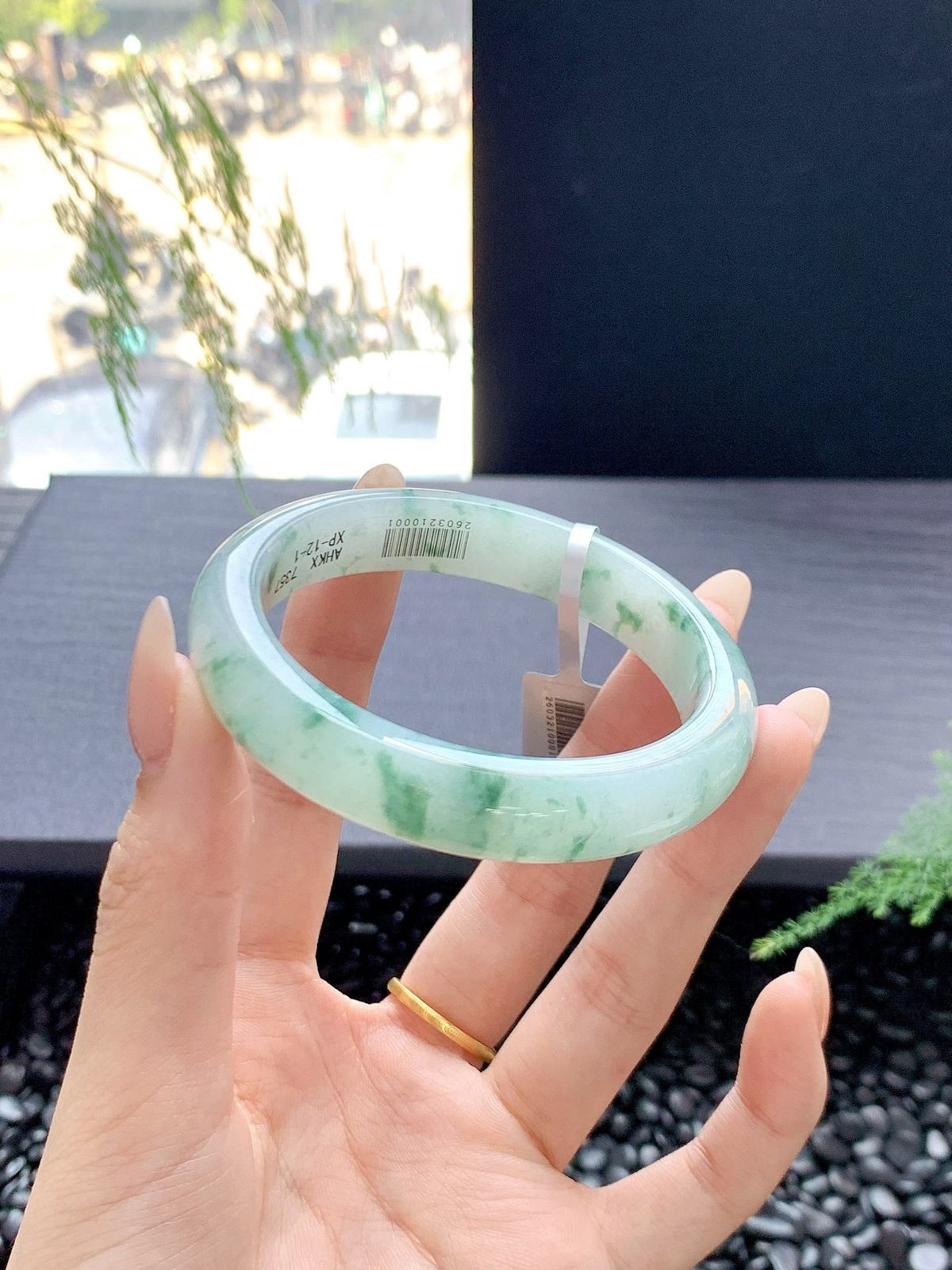 【晴底飘花手镯】
一汀烟雨杏花寒雨过天晴的柔风绿色 澄净湖水的宁静仿佛整个春天都在里面
【尺寸】54-12-8mm