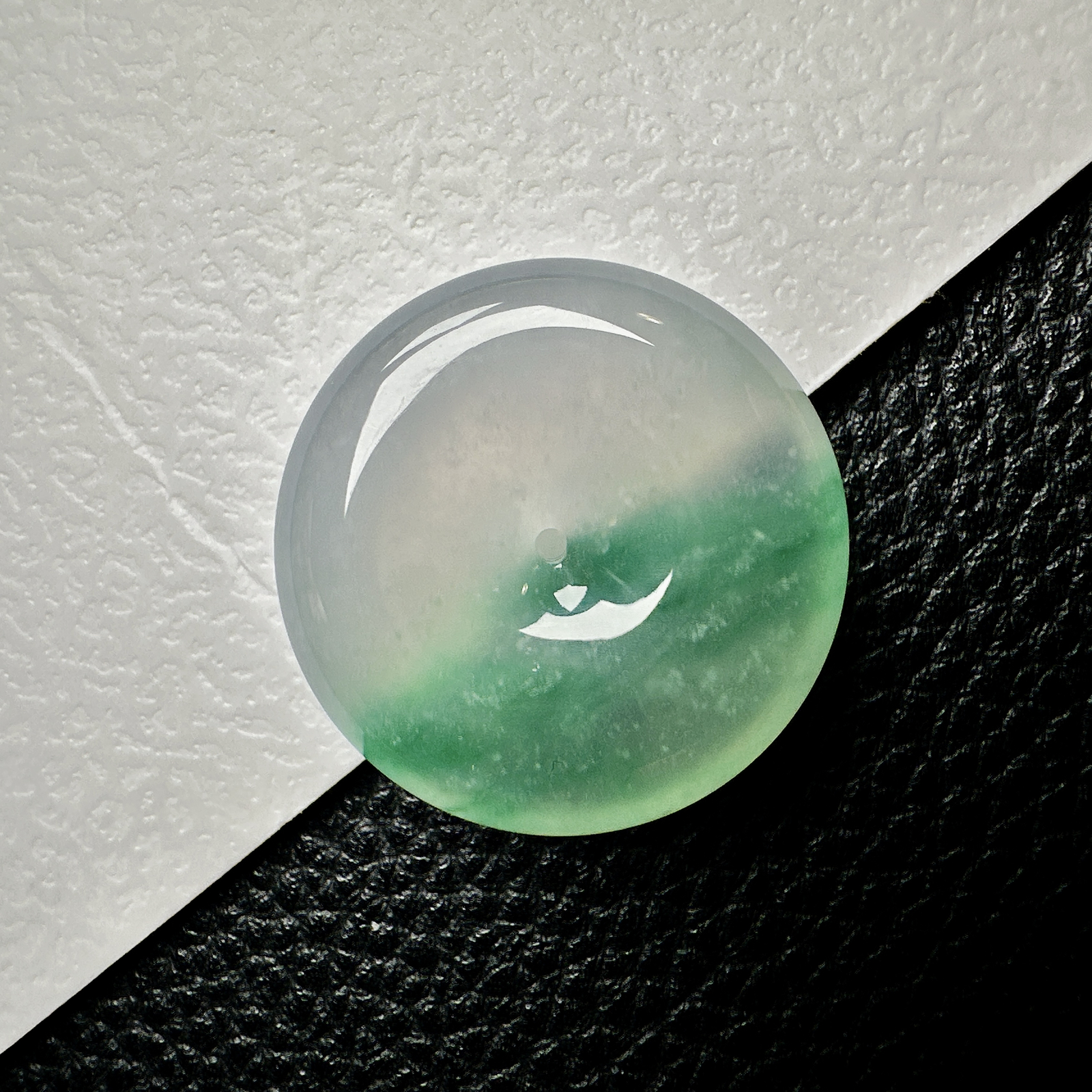 【冰种飘绿平安扣】质地非常细腻干净，冰润十足，种老冰透，收藏品质