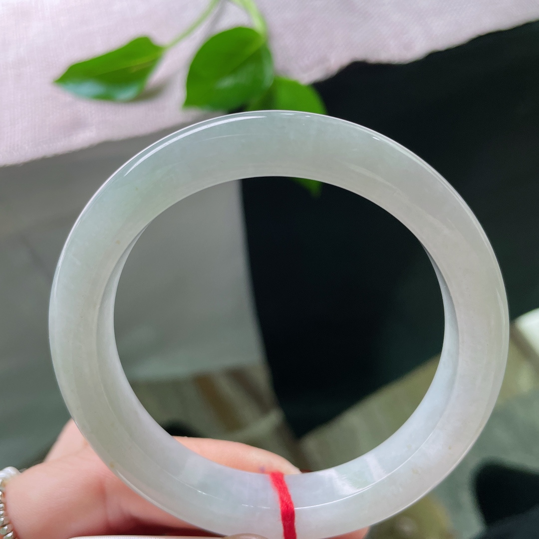 57.6/11.4/9，浅绿底正圈，干净清爽，一袭素衣，一抹淡绿，便是最好的夏日注解。，洒金，ss48145a