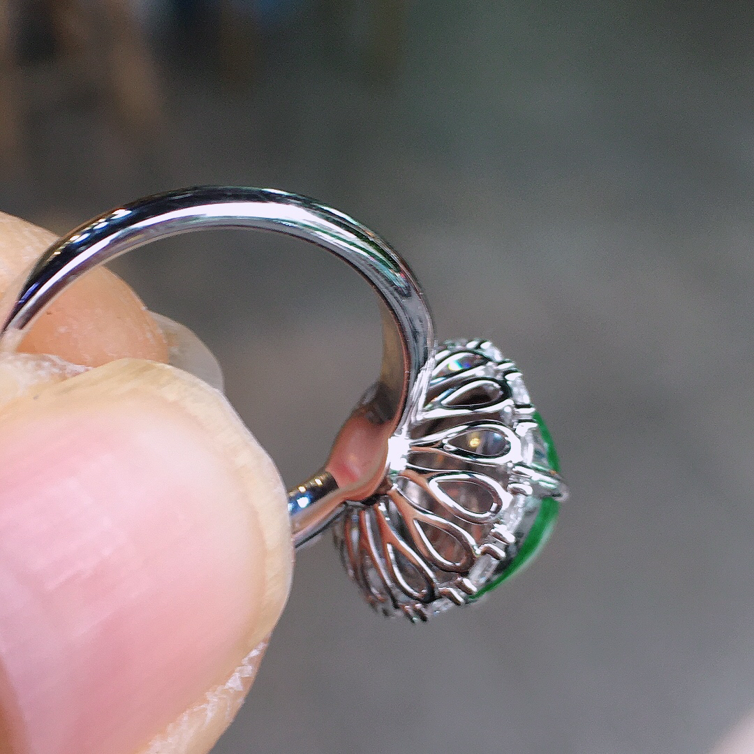 阳绿蛋面戒指，色泽均匀艳丽，玉质细腻，荧光感超
强，饱满圆润，尽显优雅气质，18k
金豪华镶嵌