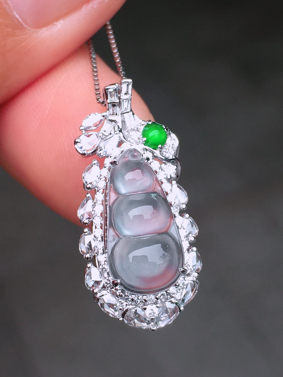 玻璃种福豆吊坠，玉质细腻，荧光感超
强，饱满圆润，尽显优雅气质，18k
金豪华镶嵌