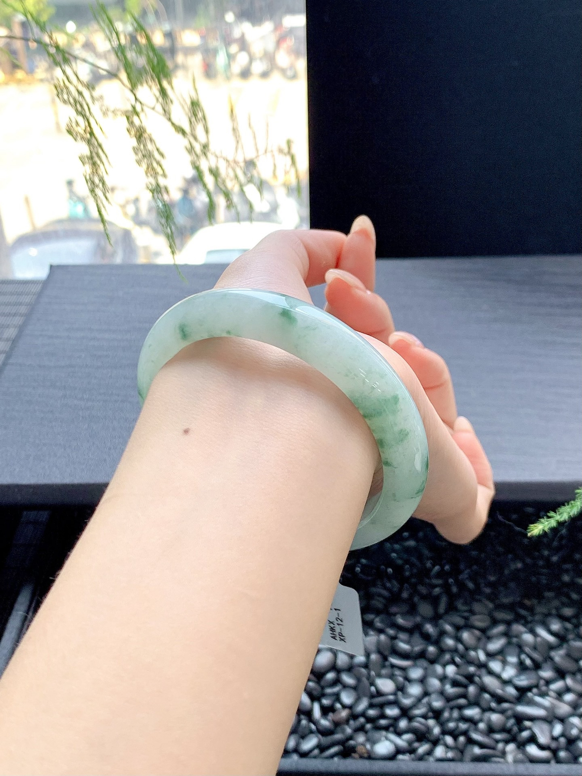 【晴底飘花手镯】
一汀烟雨杏花寒雨过天晴的柔风绿色 澄净湖水的宁静仿佛整个春天都在里面
【尺寸】54-12-8mm