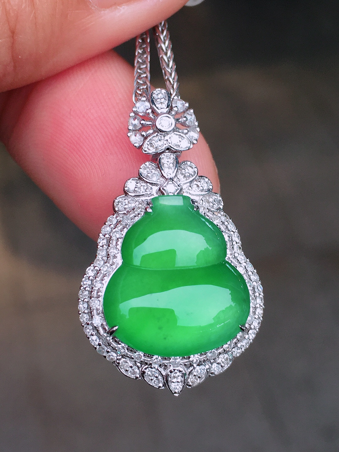 阳绿葫芦吊坠，色泽均匀艳丽，玉质细腻，荧光感超
强，饱满圆润，尽显优雅气质，18k
金豪华镶嵌