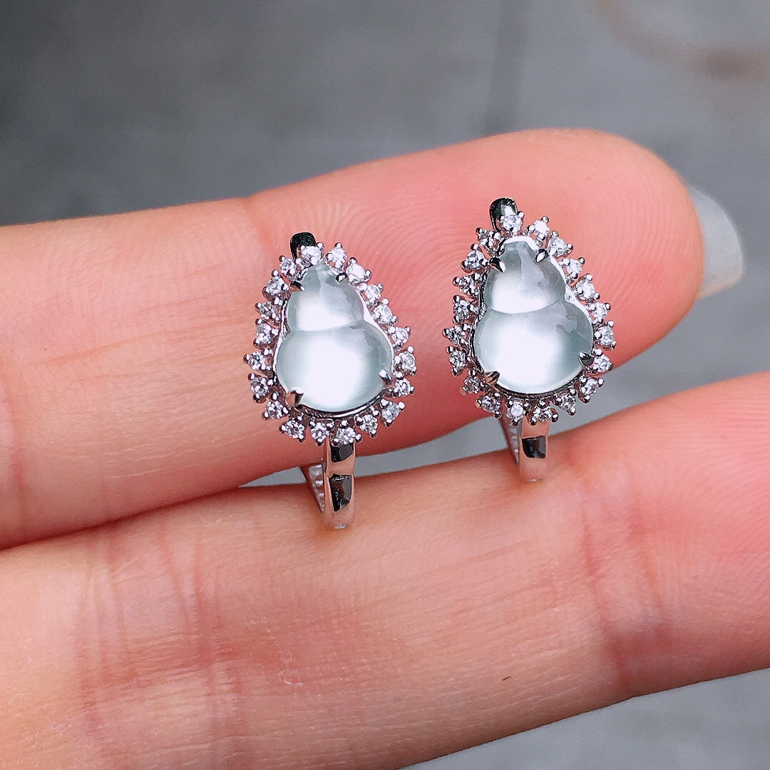 玻璃种葫芦耳钉，玉质细腻，荧光感超
强，饱满圆润，尽显优雅气质，18k
金豪华镶嵌