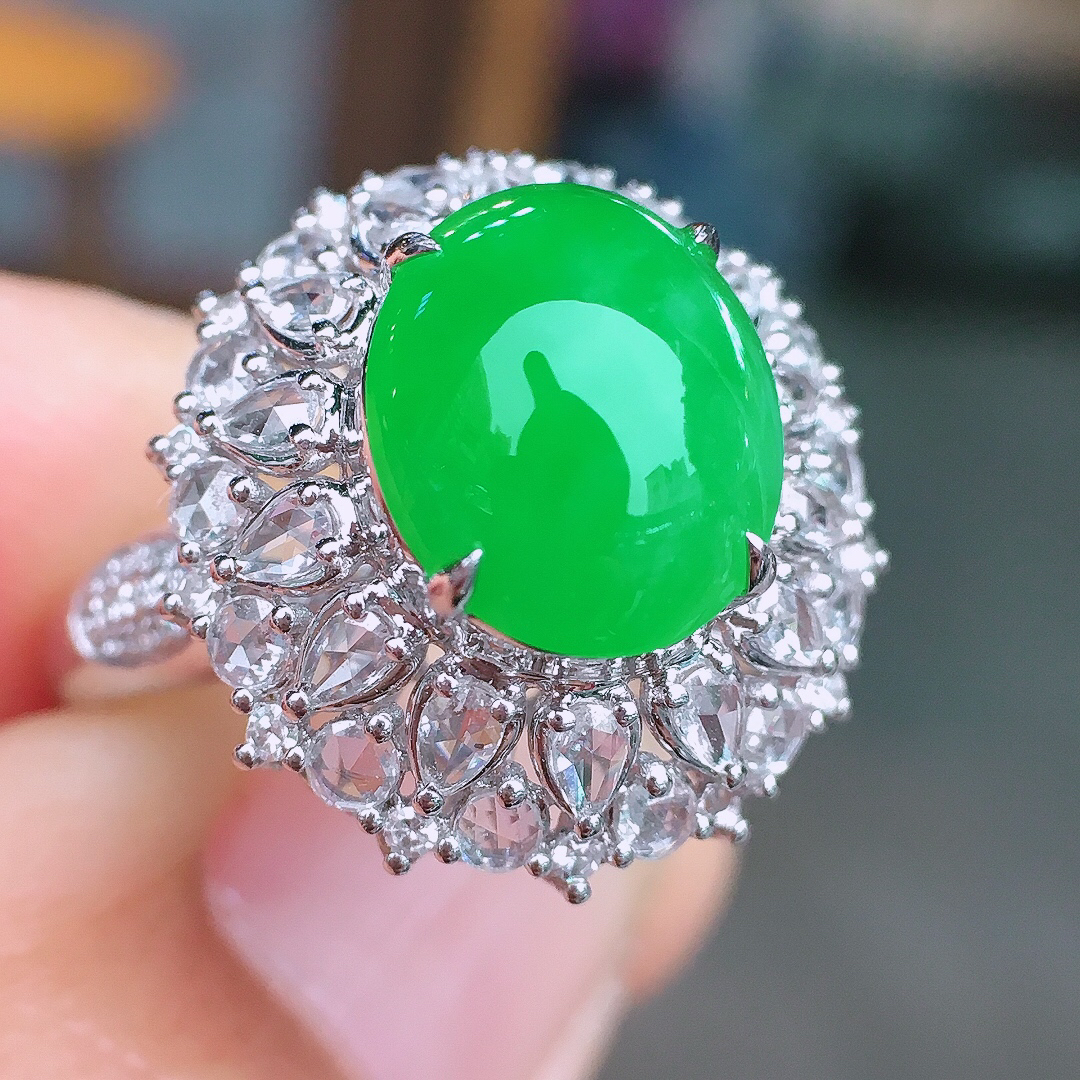 阳绿蛋面戒指，色泽均匀艳丽，玉质细腻，荧光感超
强，饱满圆润，尽显优雅气质，18k
金豪华镶嵌