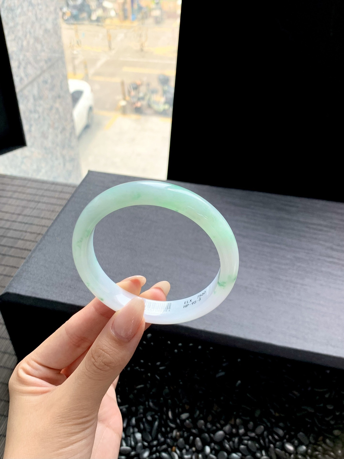 【冰飘花手镯】
光感十足，飘灵动绿花，飘逸灵动，曼妙水中花，方寸间感受灵动古韵诗意，熠熠生辉
【