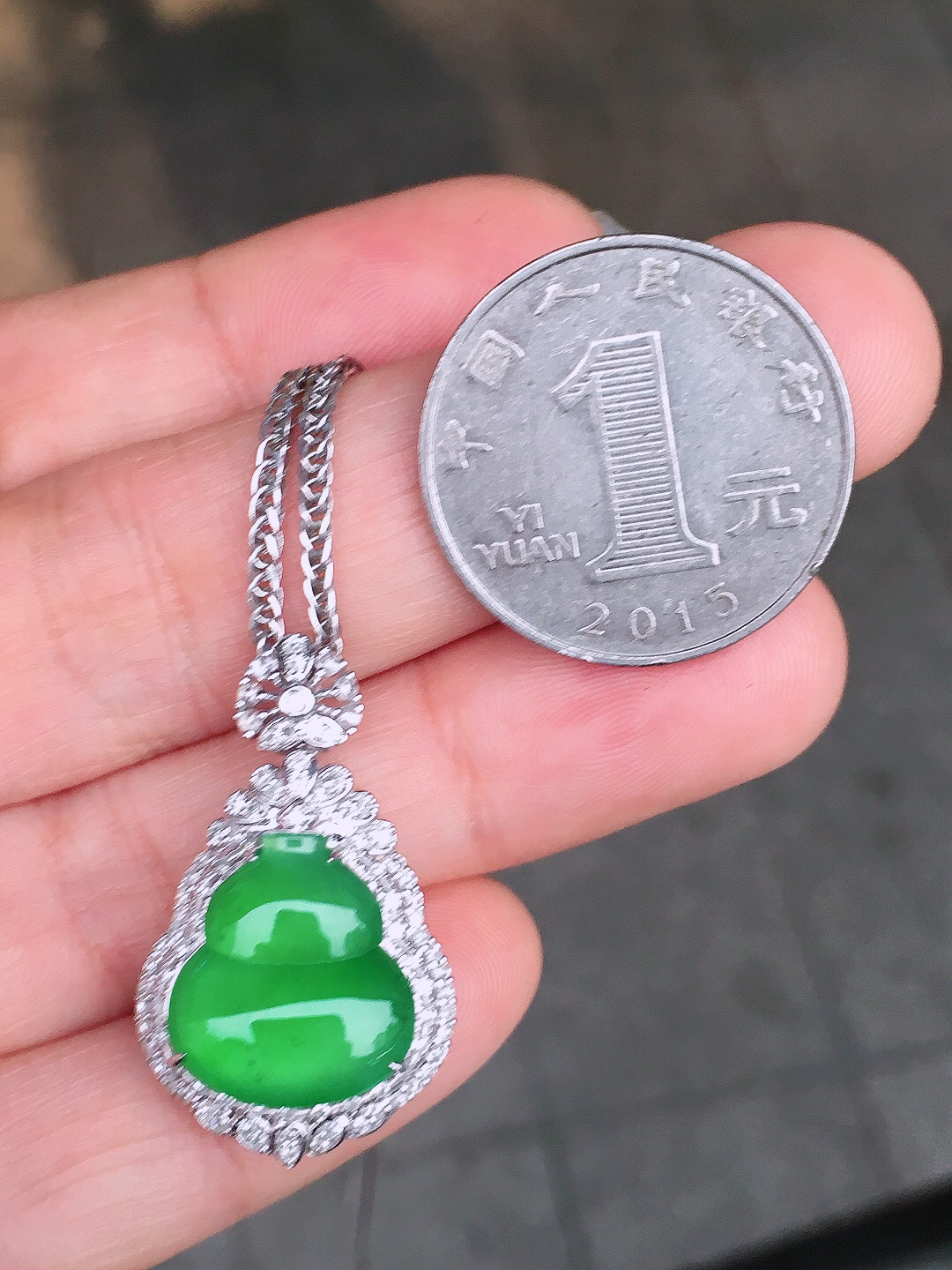 阳绿葫芦吊坠，色泽均匀艳丽，玉质细腻，荧光感超
强，饱满圆润，尽显优雅气质，18k
金豪华镶嵌