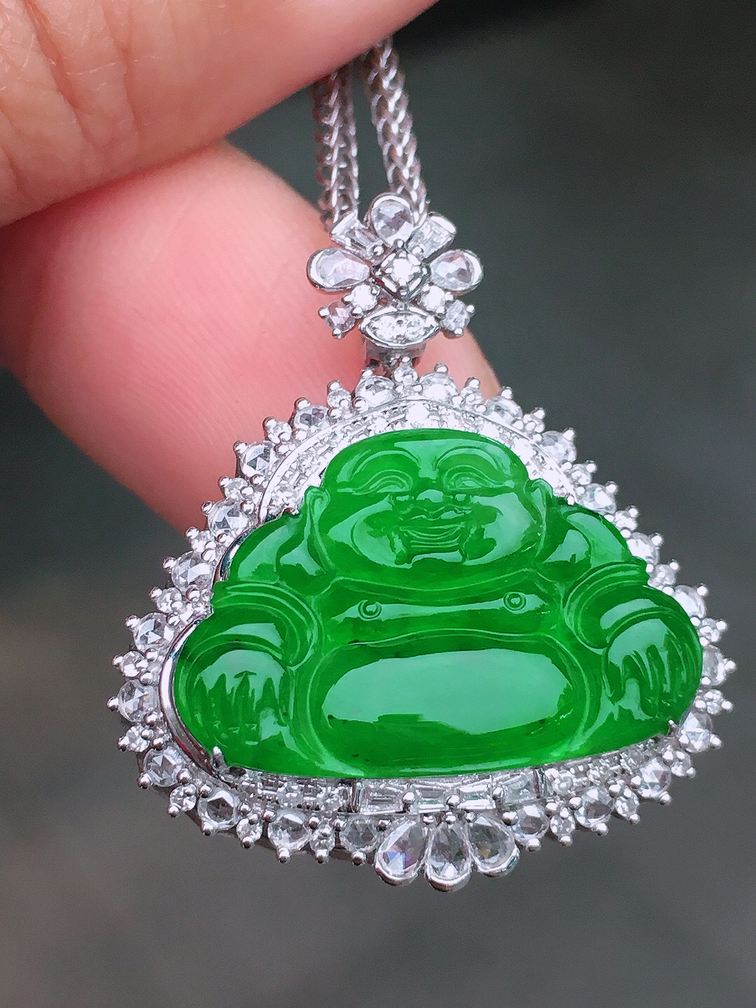 阳绿佛公吊坠，色泽均匀艳丽，玉质细腻，荧光感超
强，饱满圆润，尽显优雅气质，18k
金豪华镶嵌