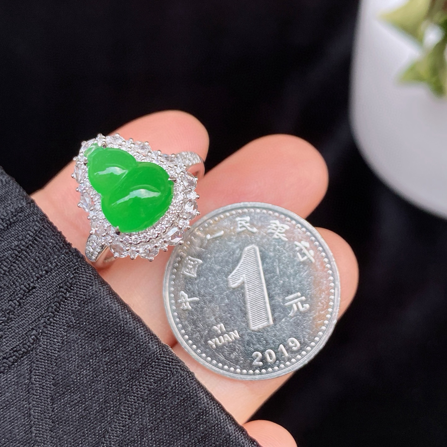 冰阳绿葫芦戒指 
冰透种好 色阳色甜
18k金镶嵌 高性价比‼️
尺寸如图一  实物更美～