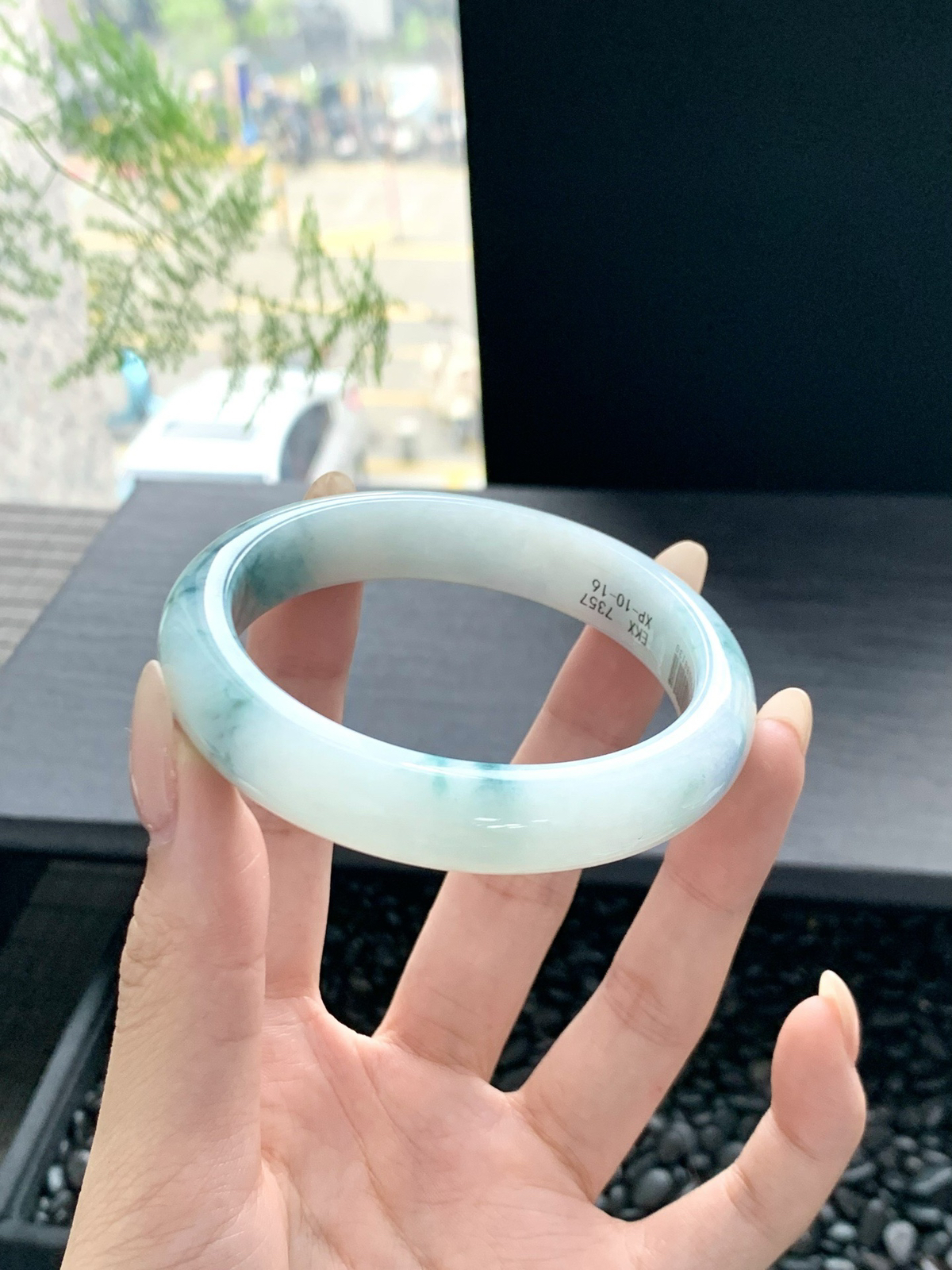 【飘花手镯】
飘花翡翠手镯如一泓春水映落花，清透的底色上翠色轻漾如云如絮，灵动生辉
【尺寸】57-12.5-8mm