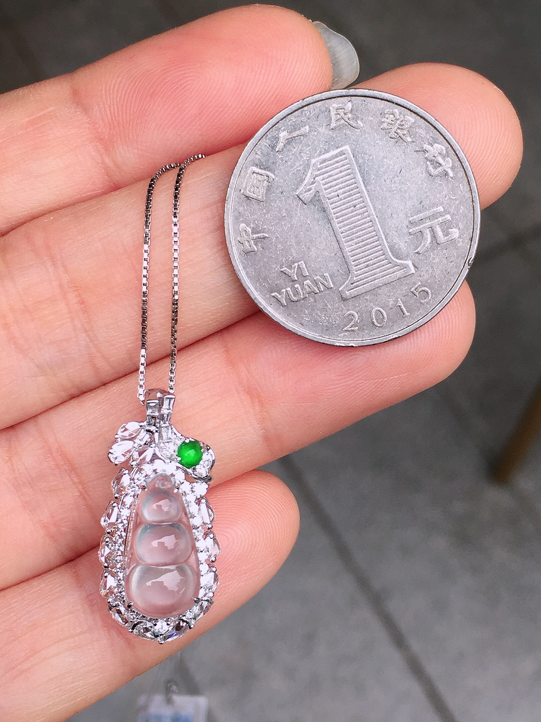 玻璃种福豆吊坠，玉质细腻，荧光感超
强，饱满圆润，尽显优雅气质，18k
金豪华镶嵌