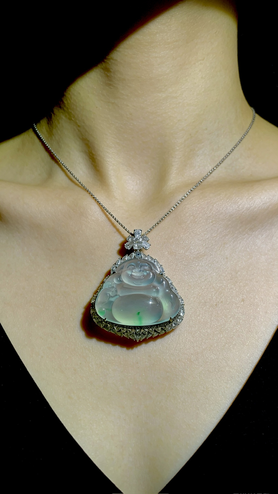 自在弥勒佛，
笑口常开，大肚能容，欢喜如意，
裸石34.5-28.5-6.5mm，
整体39.8-48.5-13.2mm，18.65g，
18K金，南非钻