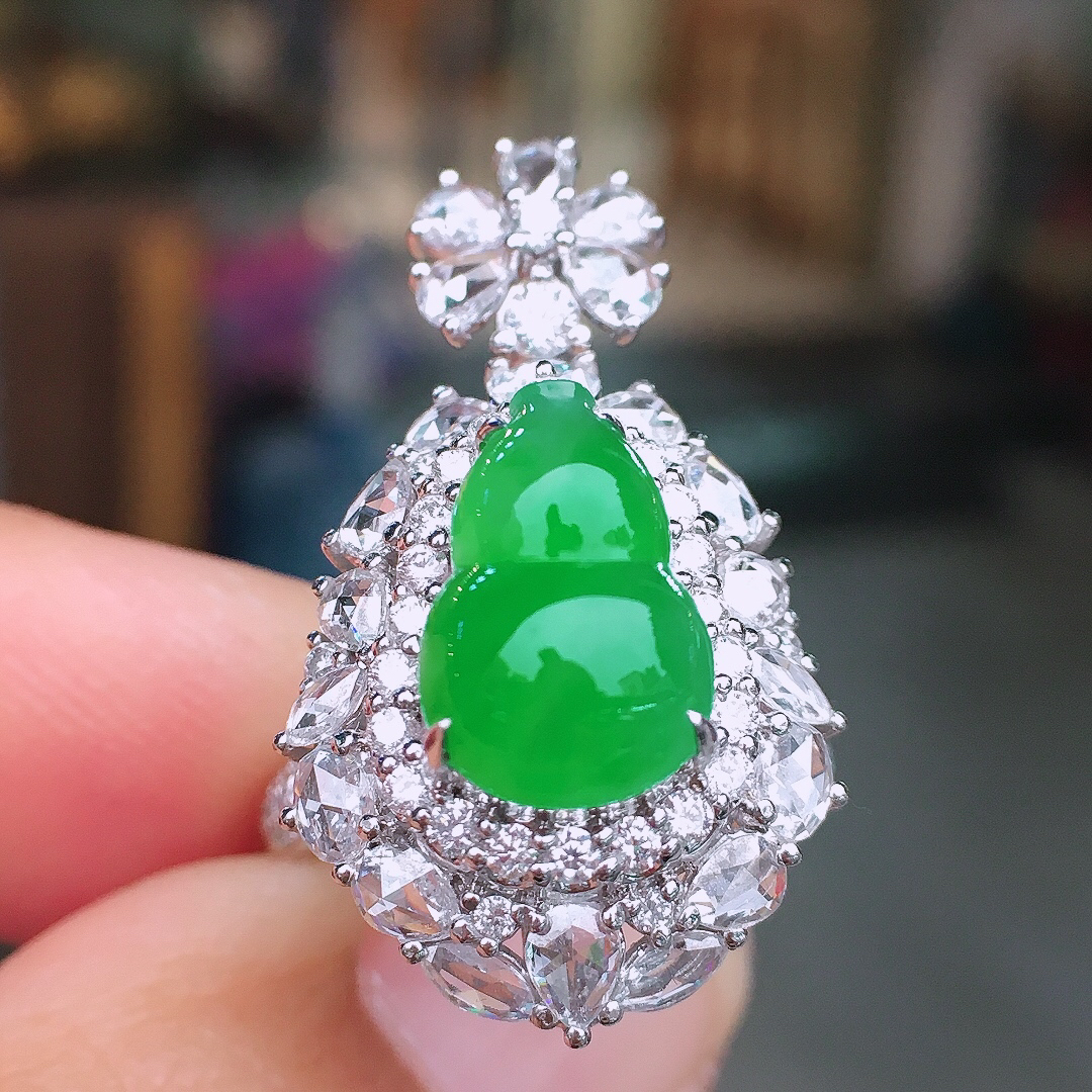 阳绿葫芦戒指/吊坠两用款，色泽均匀艳丽，玉质细腻，荧光感超
强，饱满圆润，尽显优雅气质，18k
金豪