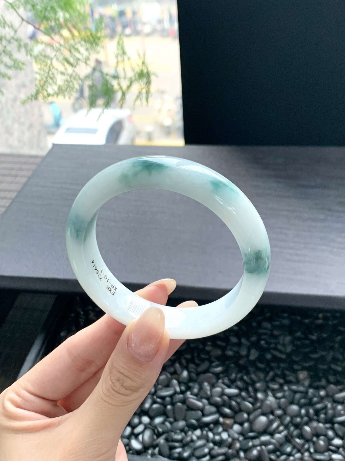 【飘花手镯】
飘花翡翠手镯如一泓春水映落花，清透的底色上翠色轻漾如云如絮，灵动生辉
【尺寸】56