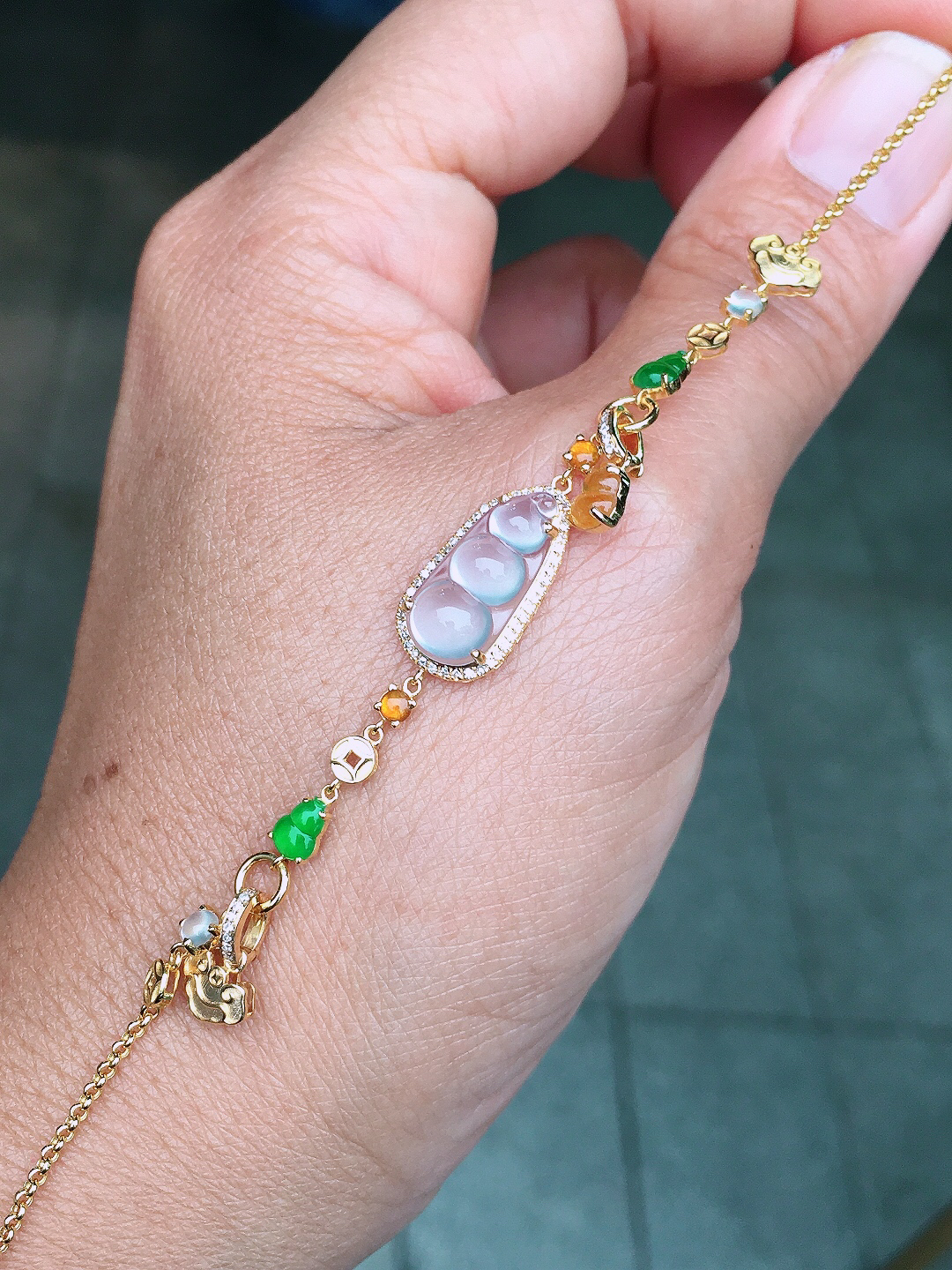 玻璃种福豆手链，玉质细腻，荧光感超
强，饱满圆润，尽显优雅气质，18k
金豪华镶嵌