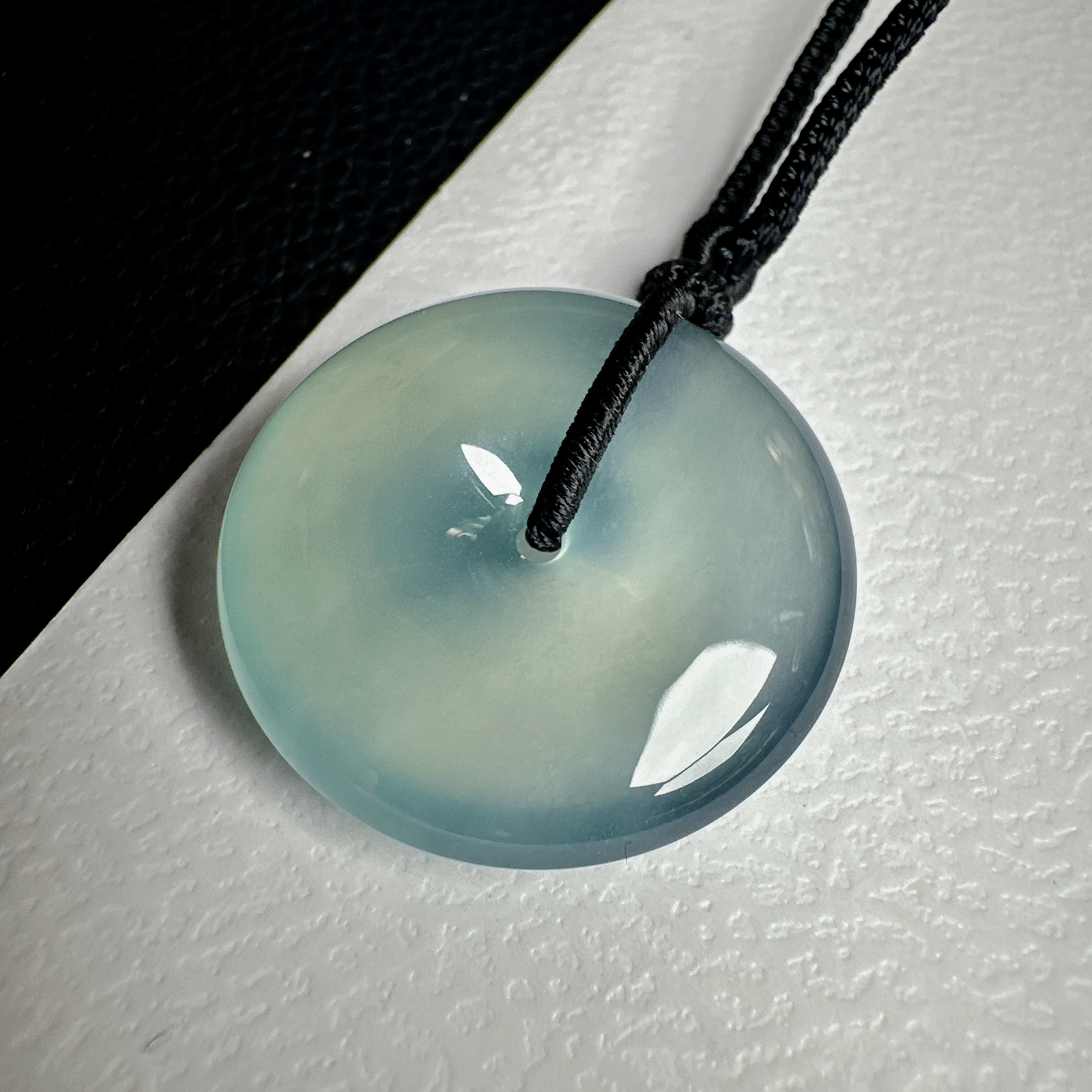 【冰种天空蓝平安扣】质地非常细腻干净，冰润十足，种老冰透，收藏品质