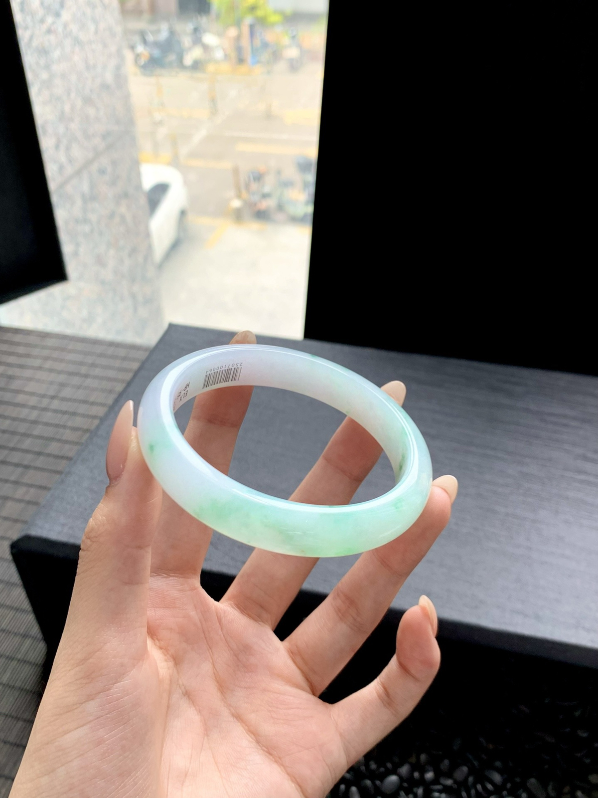 【冰飘花手镯】
光感十足，飘灵动绿花，飘逸灵动，曼妙水中花，方寸间感受灵动古韵诗意，熠熠生辉
【尺寸】60-12-7.5mm