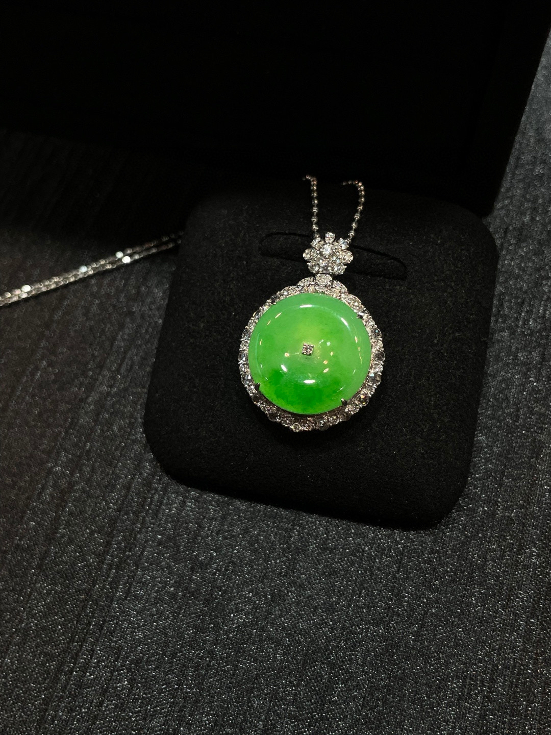 冰阳绿 飘花 平安扣吊坠

18k金配钻镶嵌