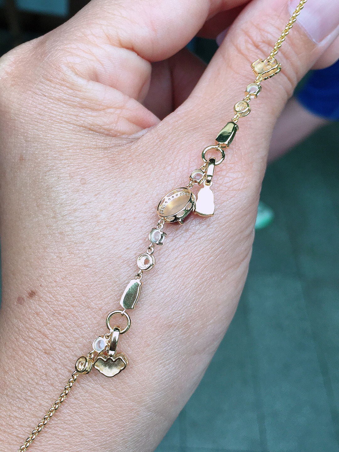 黄翡蛋面手链，色泽均匀艳丽，玉质细腻，荧光感超
强，饱满圆润，尽显优雅气质，18k
金豪华镶嵌