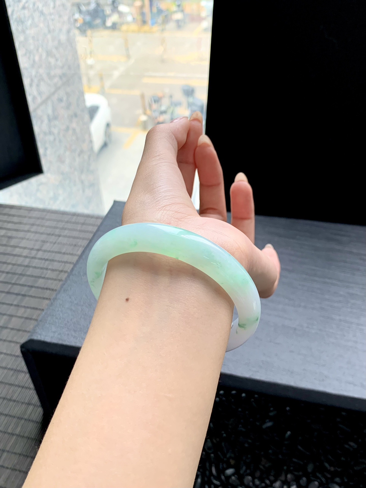 【冰飘花手镯】
光感十足，飘灵动绿花，飘逸灵动，曼妙水中花，方寸间感受灵动古韵诗意，熠熠生辉
【尺寸】60-12-7.5mm