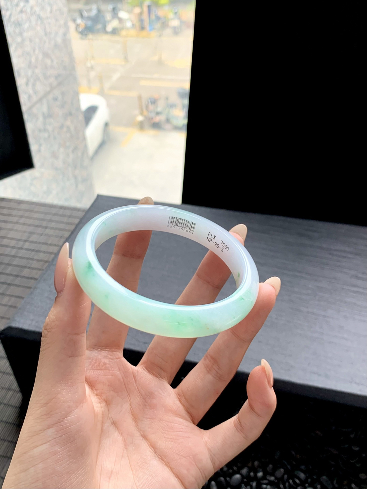 【冰飘花手镯】
光感十足，飘灵动绿花，飘逸灵动，曼妙水中花，方寸间感受灵动古韵诗意，熠熠生辉
【尺寸】60-12-7.5mm