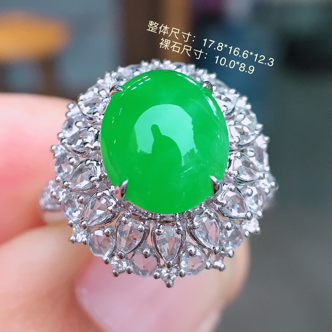阳绿蛋面戒指，色泽均匀艳丽，玉质细腻，荧光感超
强，饱满圆润，尽显优雅气质，18k
金豪华镶嵌