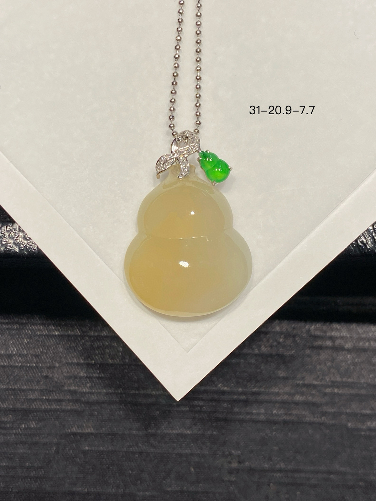 黄翡·葫芦

这枚蜜黄葫芦，冰润饱满，招财神器～