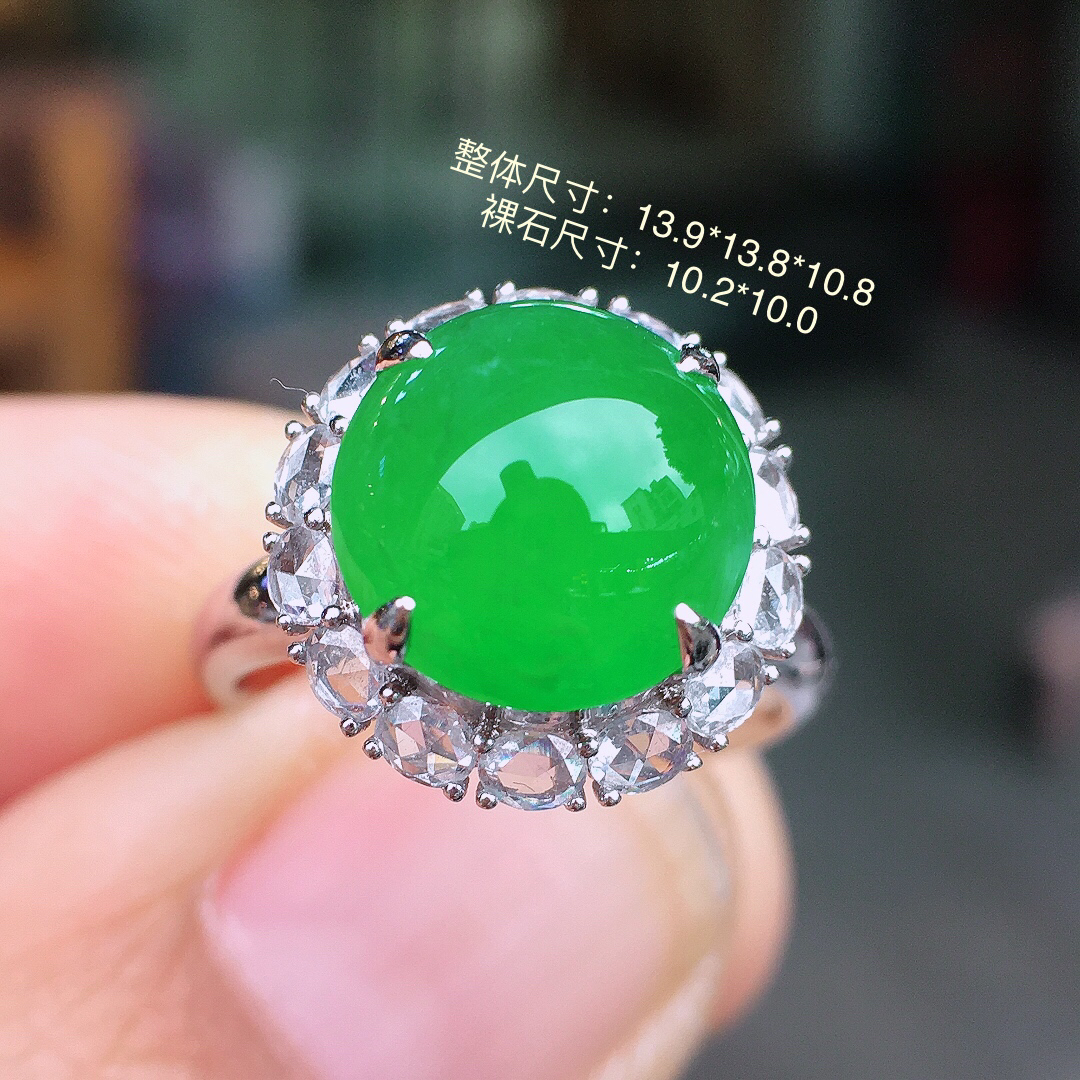 阳绿蛋面戒指，色泽均匀艳丽，玉质细腻，荧光感超
强，饱满圆润，尽显优雅气质，18k
金豪华镶嵌