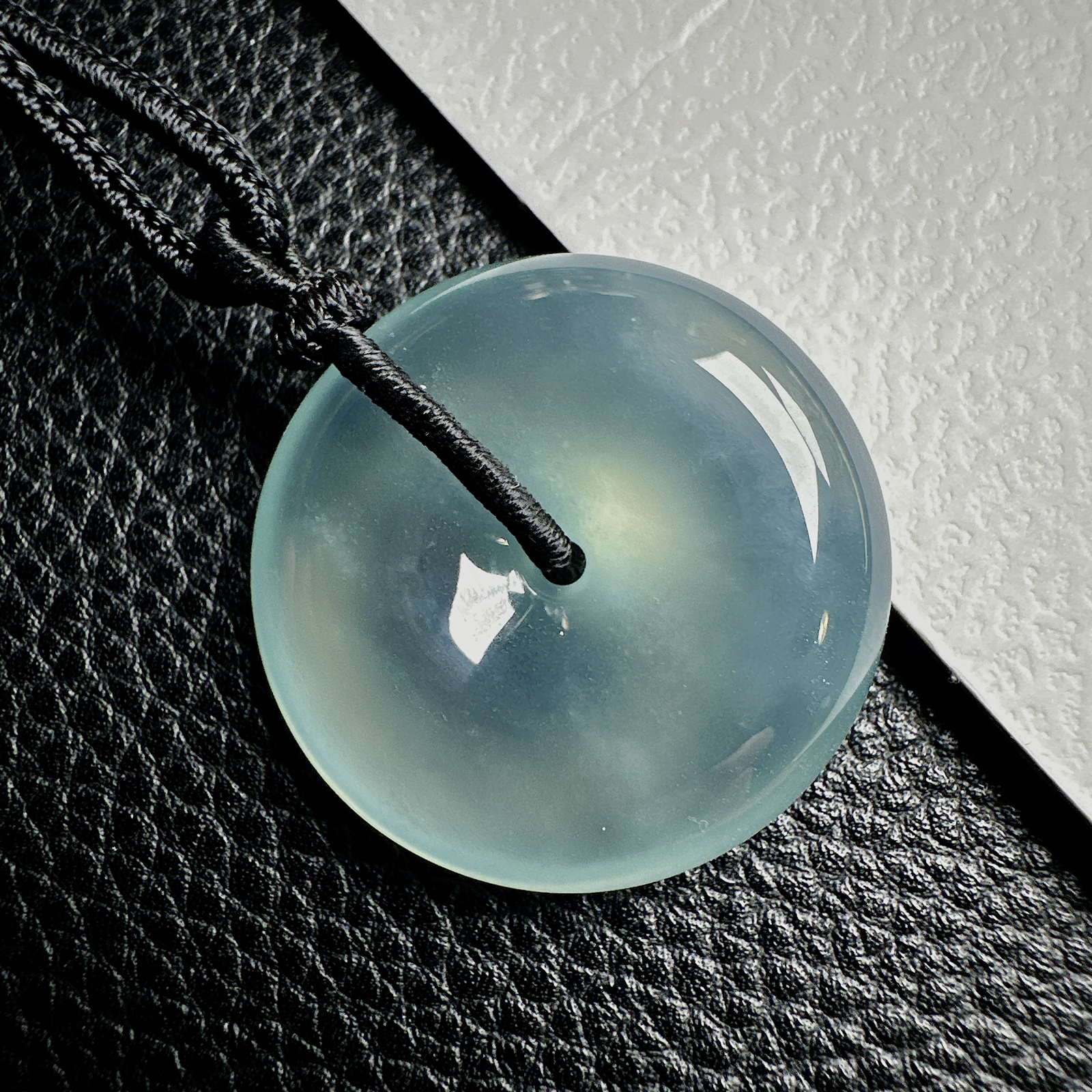 【冰种天空蓝平安扣】质地非常细腻干净，冰润十足，种老冰透，收藏品质