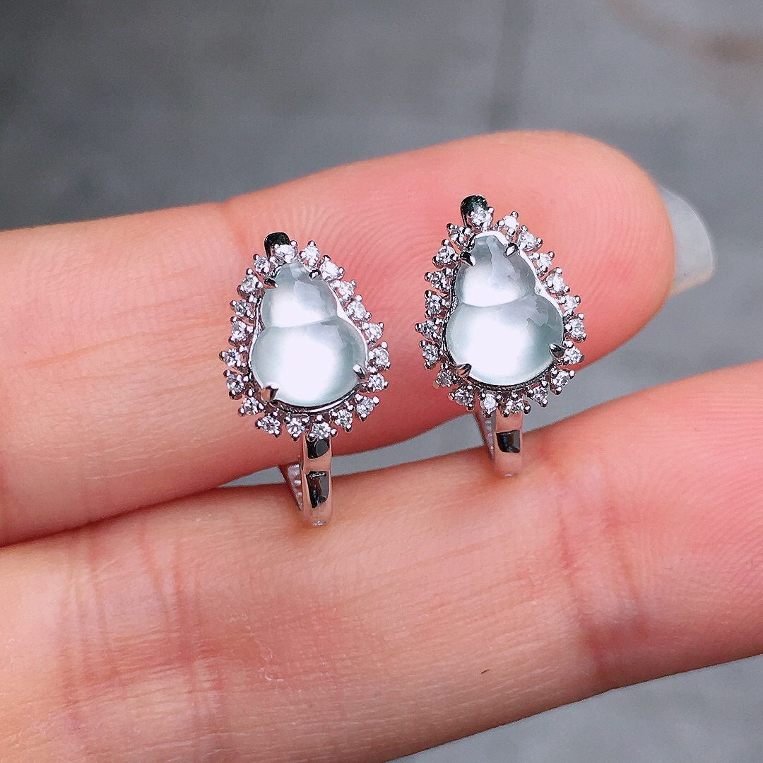 玻璃种葫芦耳钉，玉质细腻，荧光感超
强，饱满圆润，尽显优雅气质，18k
金豪华镶嵌